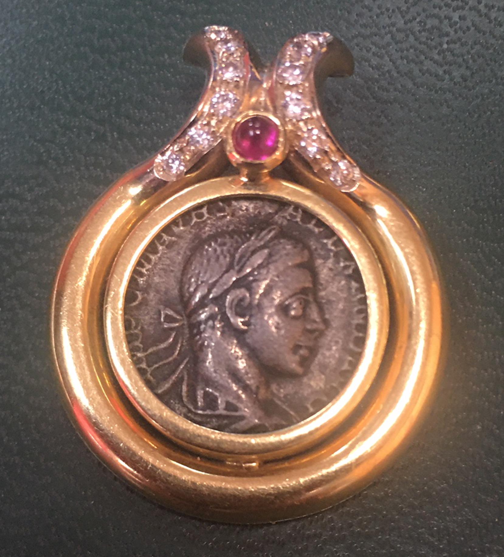 Taille mixte Pendentif de succession en or avec pièce de monnaie romaine antique en diamant et rubis en vente