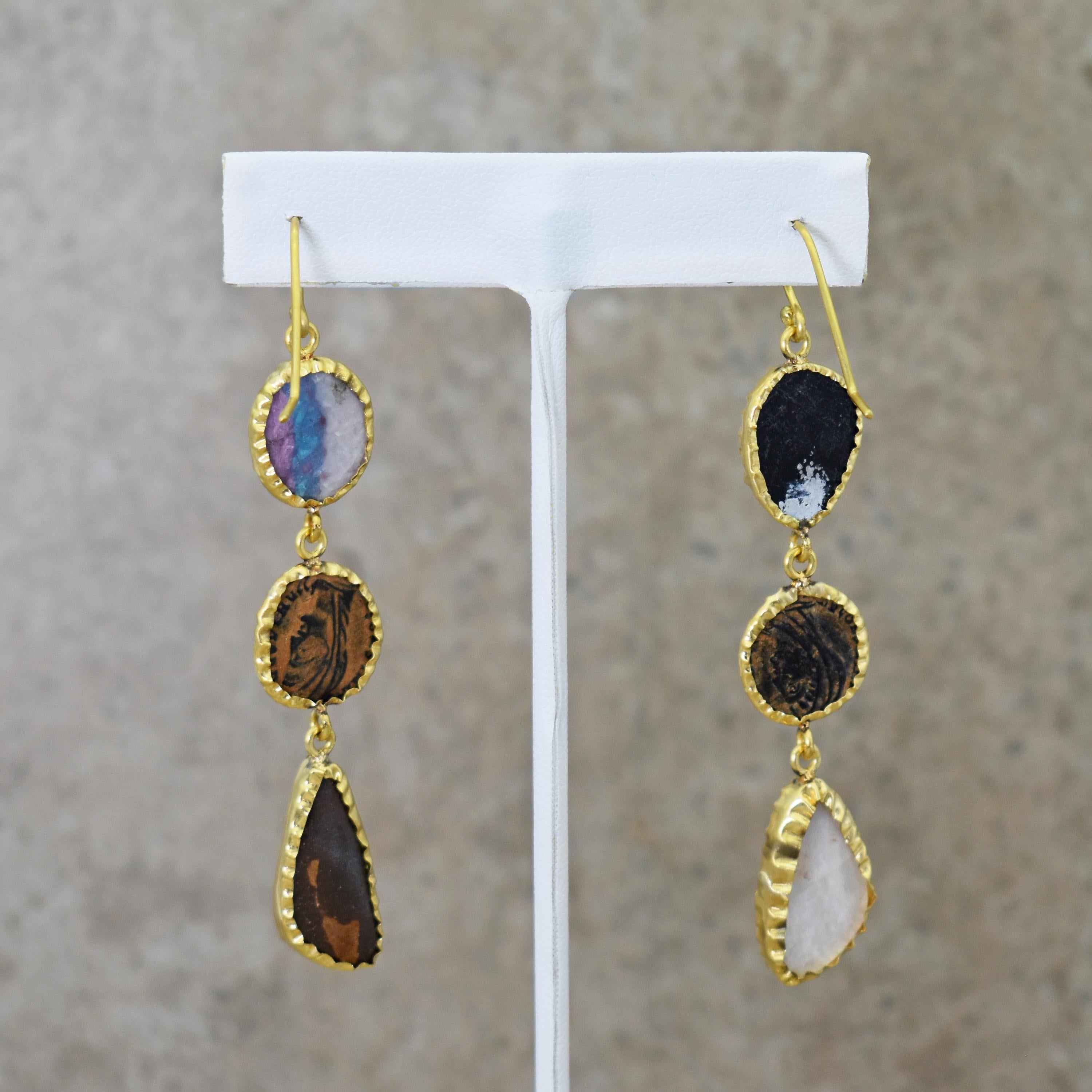 Taille cabochon Pendants d'oreilles asymétriques en or 22 carats avec pièces de monnaie romaines anciennes, opales et turquoises en vente