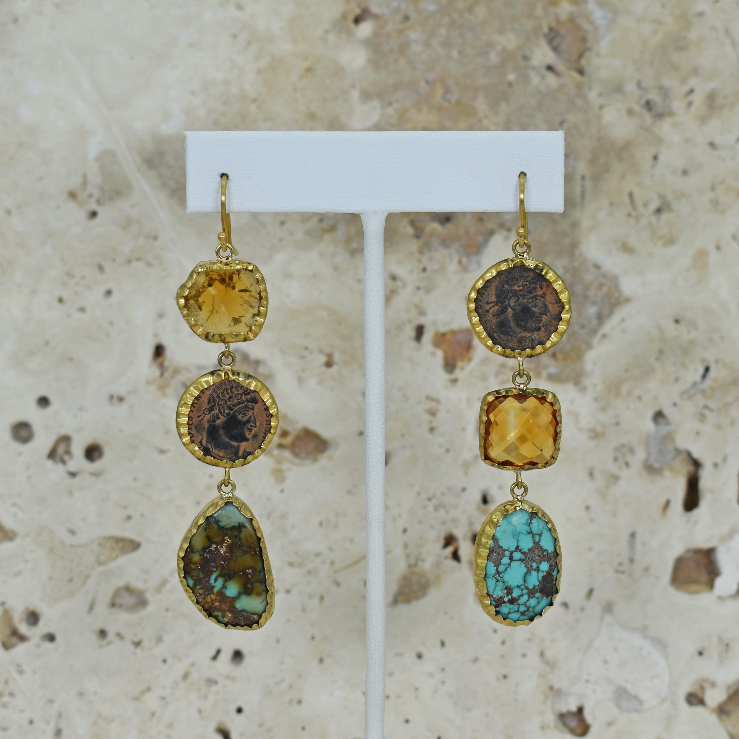 Contemporain Boucles d'oreilles pendantes en or 22 carats avec pièces de monnaie romaines anciennes, turquoises et citrine en vente