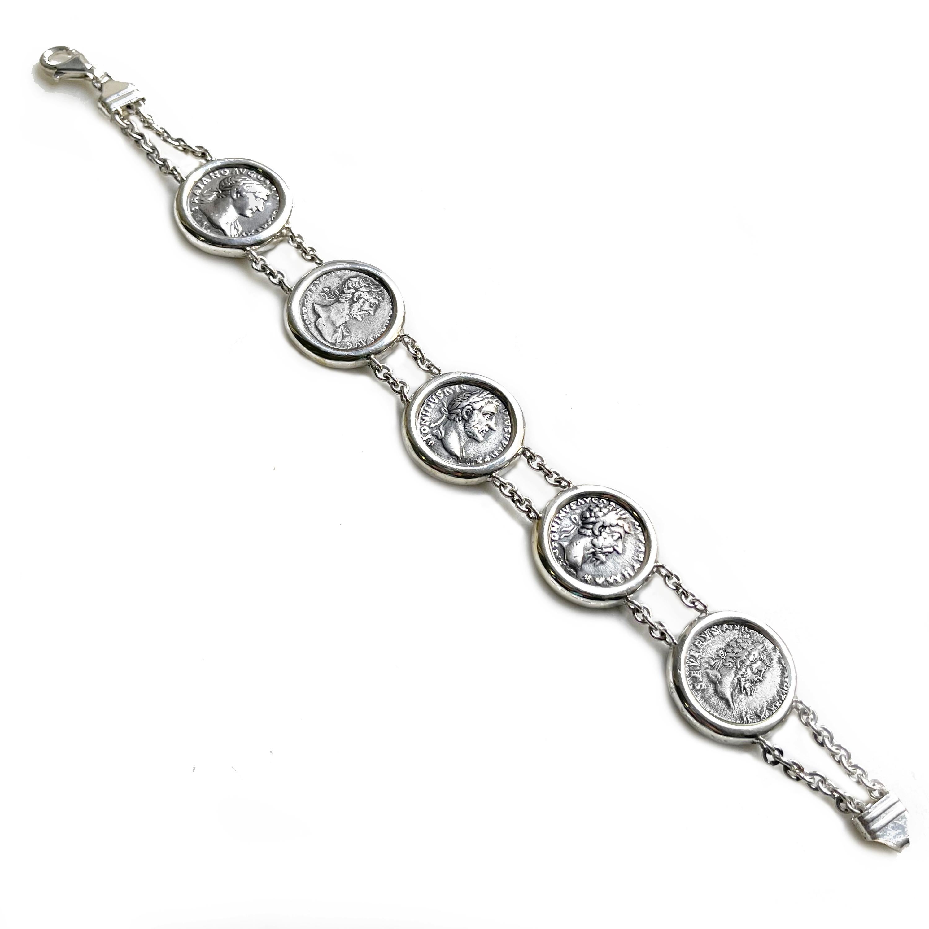 In questo bracciale sono state incastonate cinque autentiche monete romane raffiguranti i seguenti imperatori: Traiano, Adriano, Antonino Pio, Marco Aurelio e Settimio Severo. In ordine, sul retro delle monete possiamo vedere: la statua equestre di