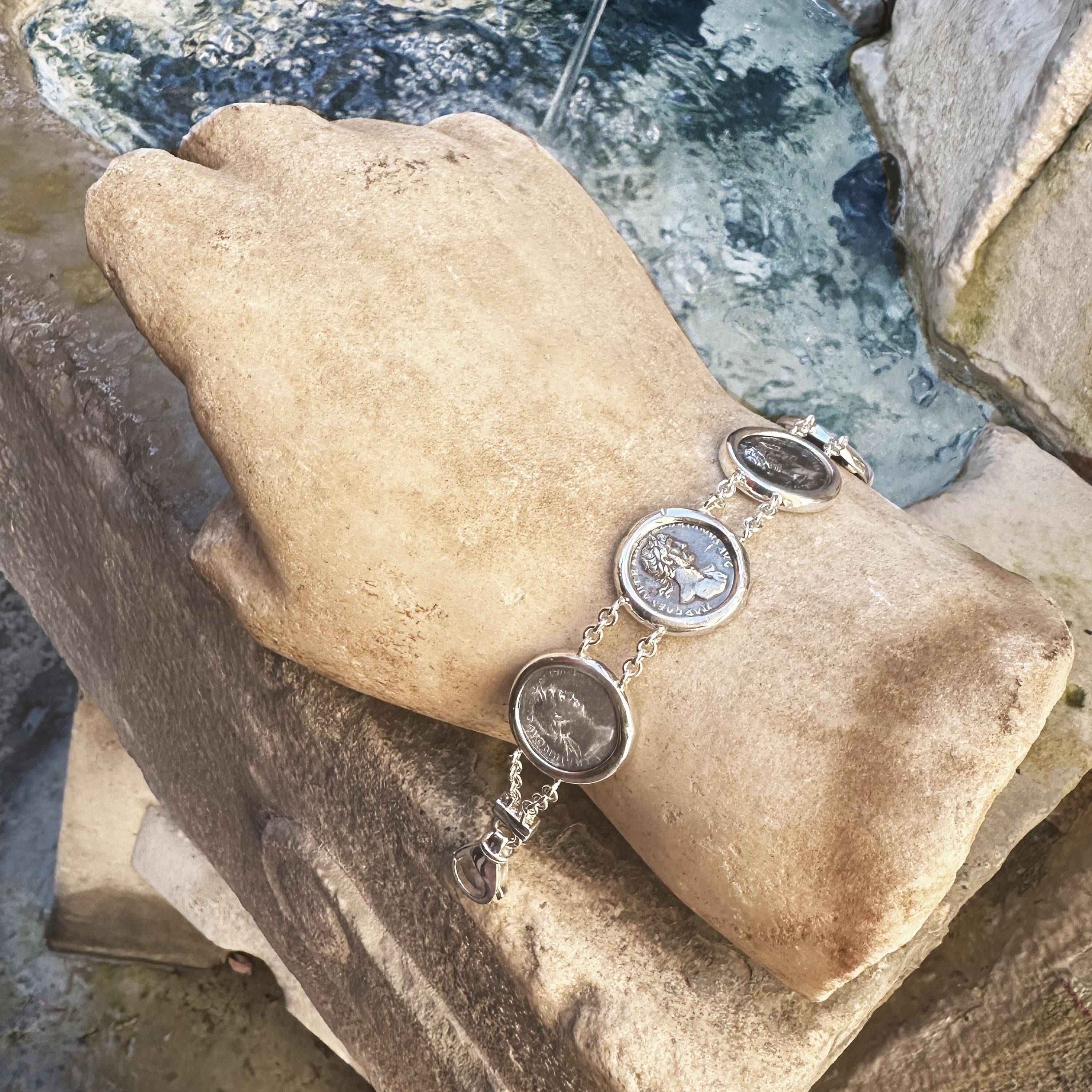 Romano classico Monete romane antiche del II secolo. ADS Bracciale d'argento raffigurante Cinque Imperatori in vendita