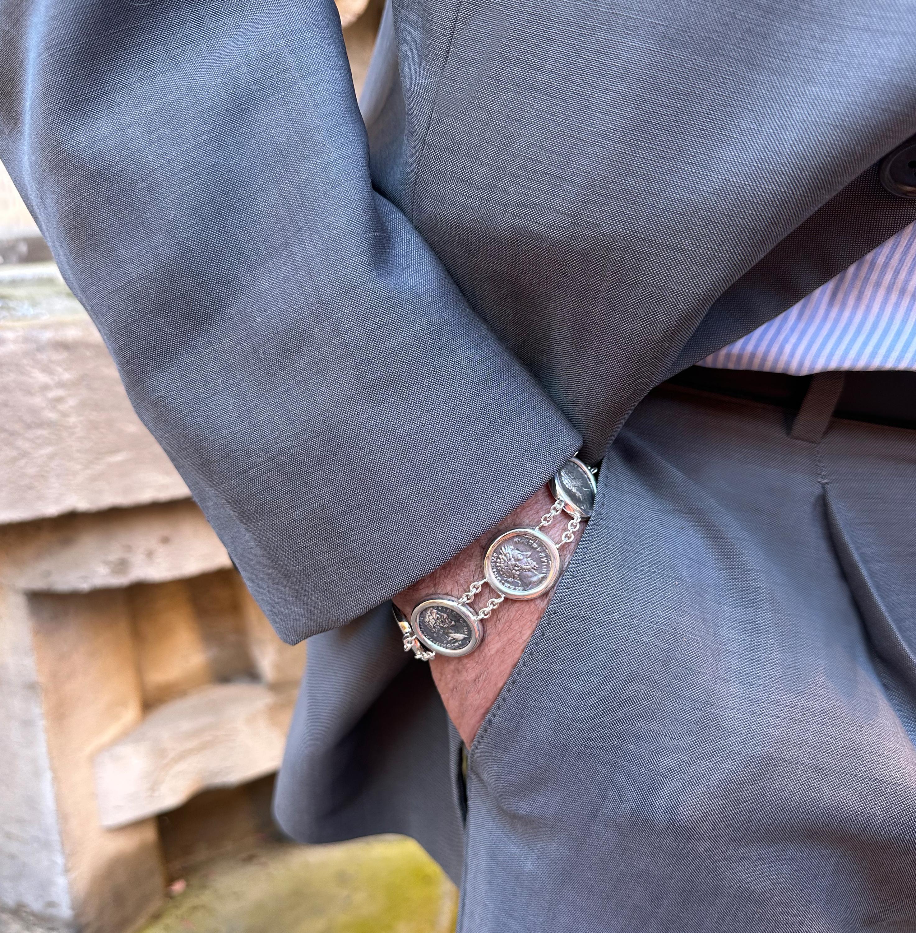 Monete romane antiche del II secolo. ADS Bracciale d'argento raffigurante Cinque Imperatori In condizioni Nuovo in vendita a Roma, IT