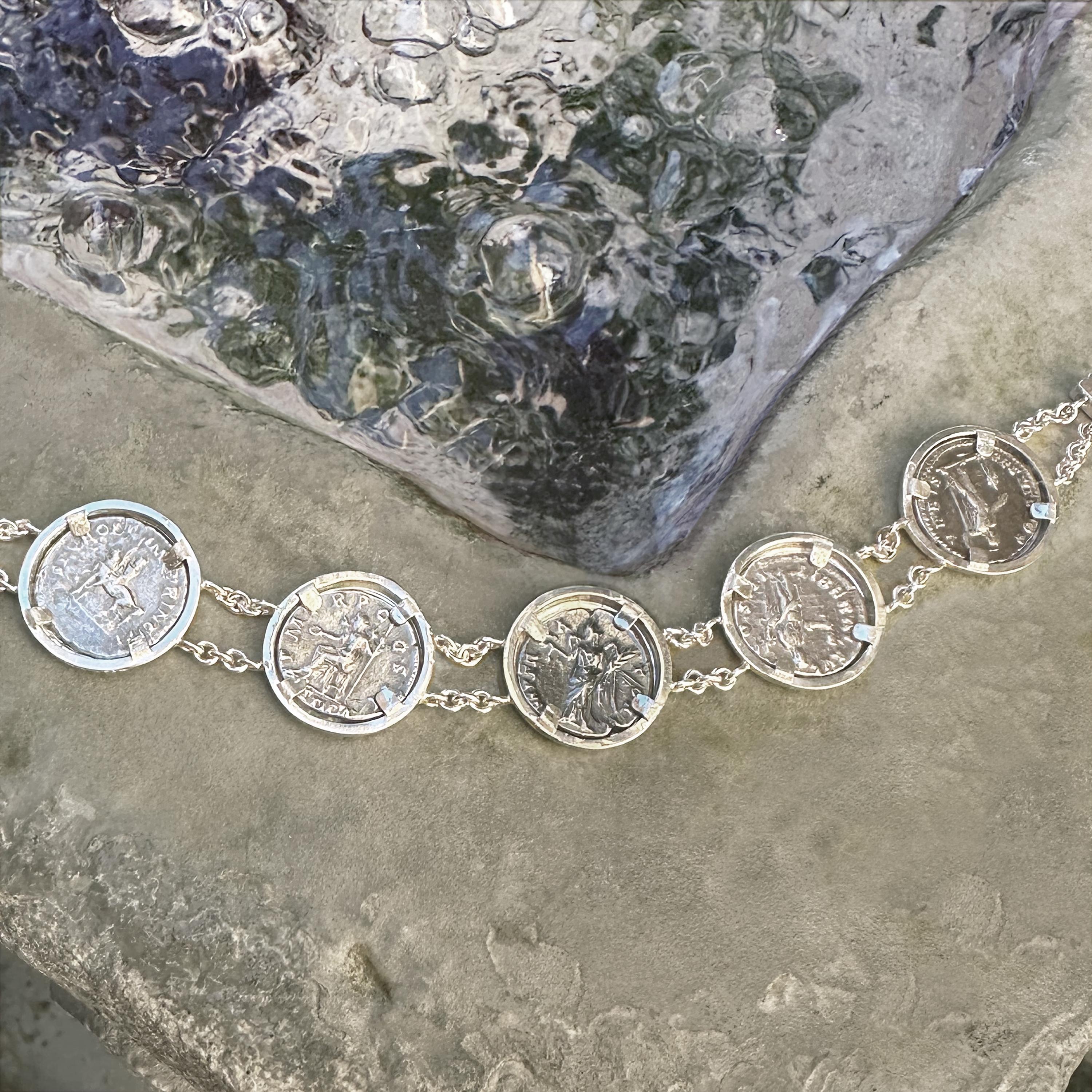da uomo o donna Monete romane antiche del II secolo. ADS Bracciale d'argento raffigurante Cinque Imperatori in vendita