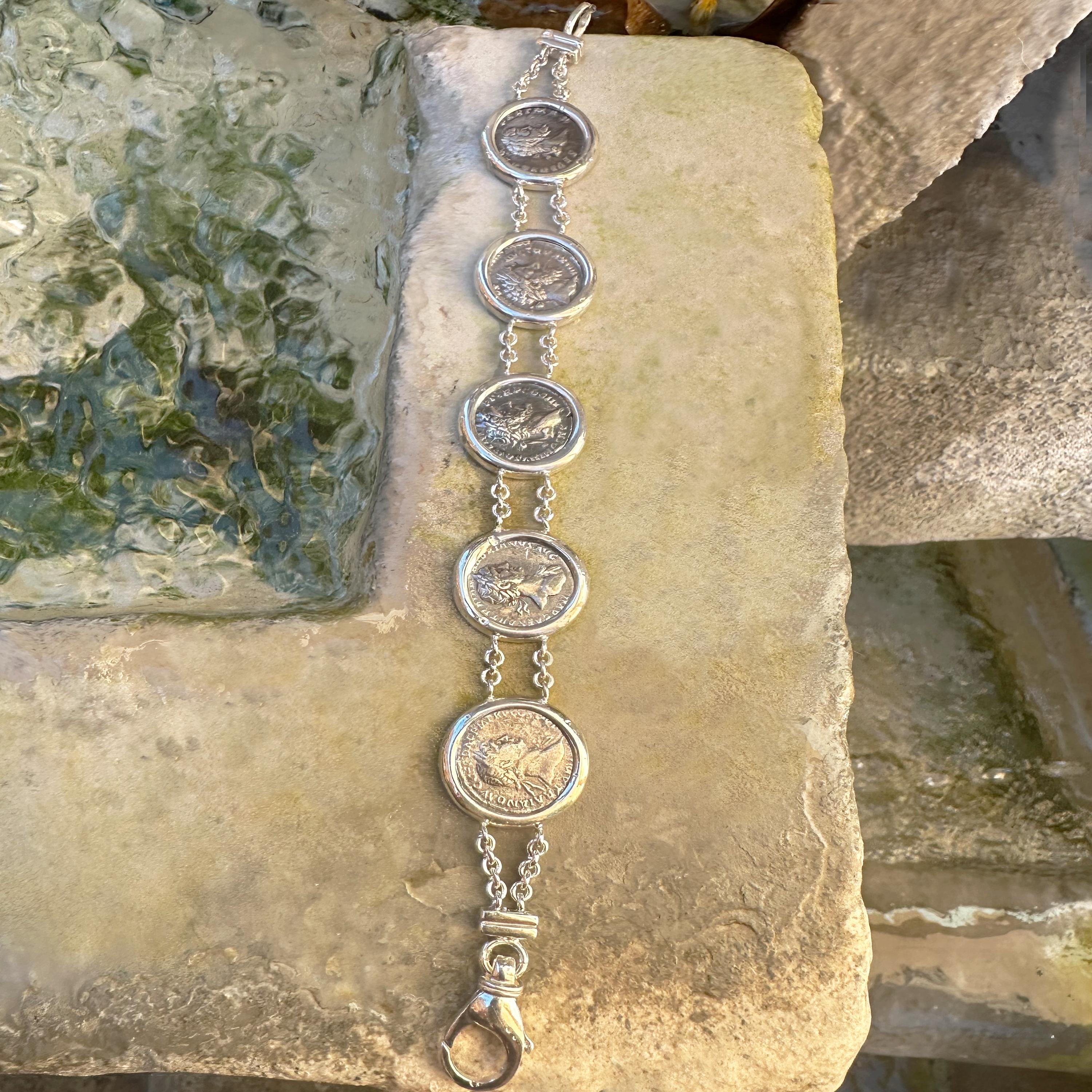 Monete romane antiche del II secolo. ADS Bracciale d'argento raffigurante Cinque Imperatori in vendita 1