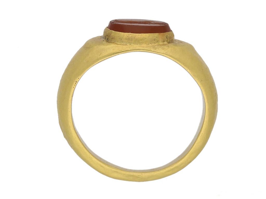 Ancient Roman cornelian signet ring with engraving of Mars, circa 2nd-3rd centur In Good Condition For Sale In London, GB