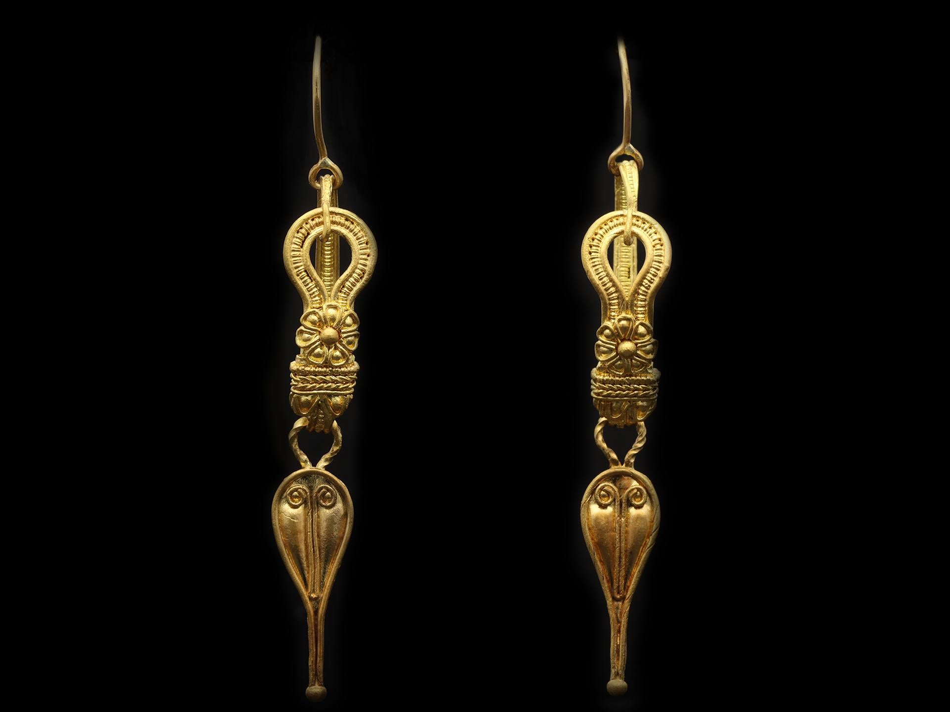 Classical Roman Ancient Roman Earrings, 2nd Century AD For Sale