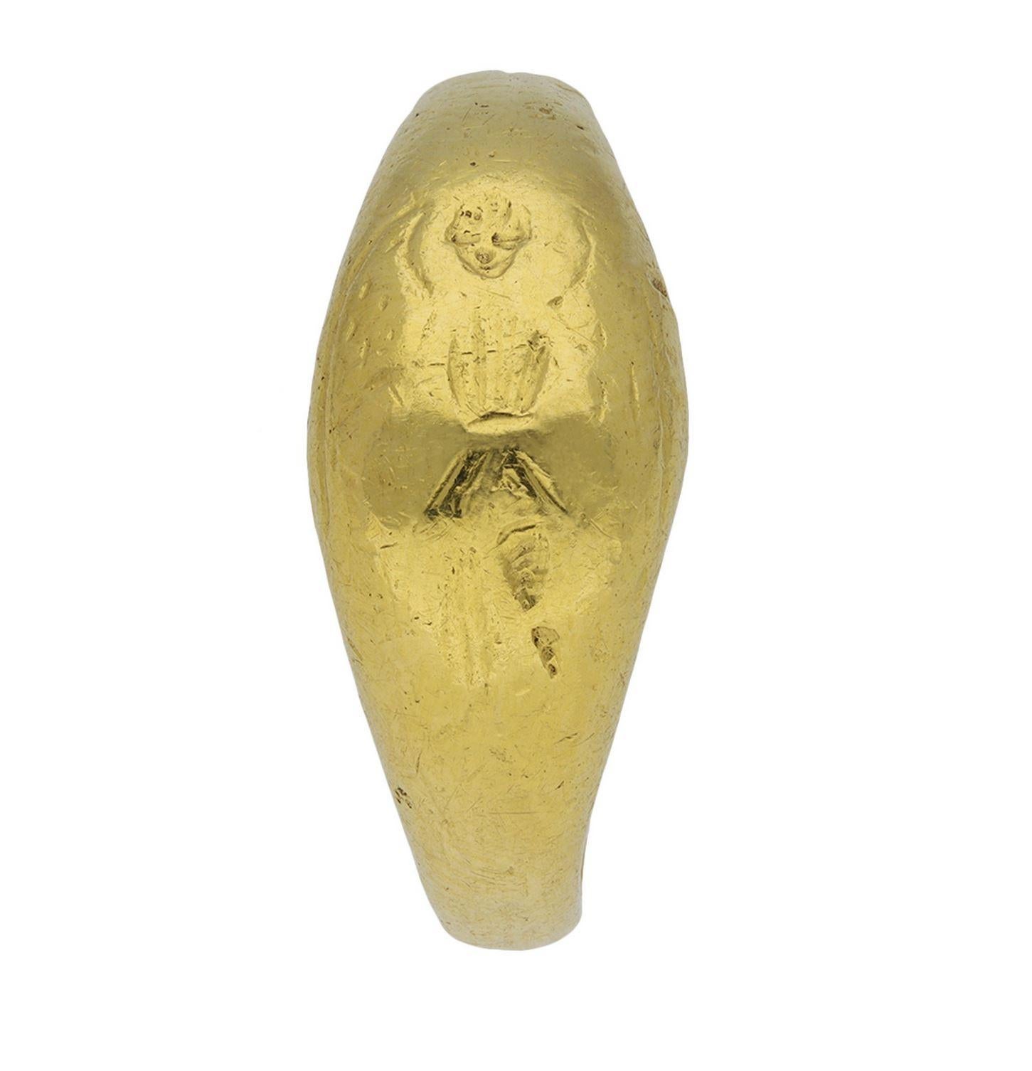 
Bague gravée de l'Antiquité romaine représentant la Victoire. La plaque centrale en forme de dôme est gravée d'une figure ailée détaillée de la Victoire, flanquée d'épaules en trompette intégrées en douceur qui se prolongent par une solide tige en