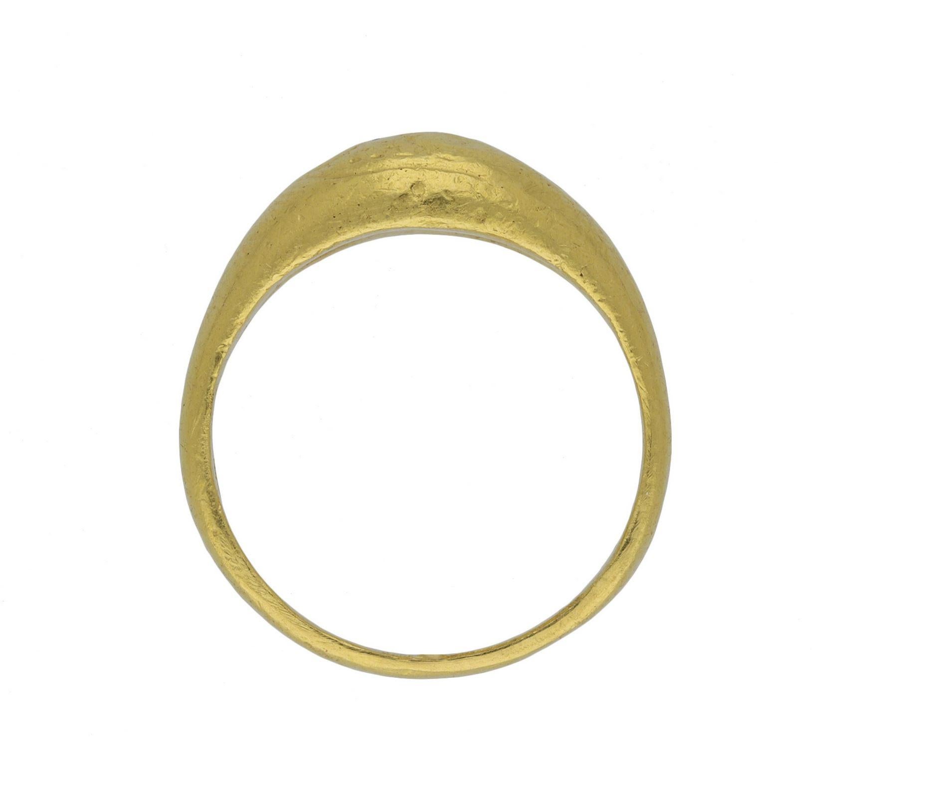 Bague romaine antique gravée représentant la Victoire, vers le IIe ou IIIe siècle après J.-C. État moyen - En vente à London, GB