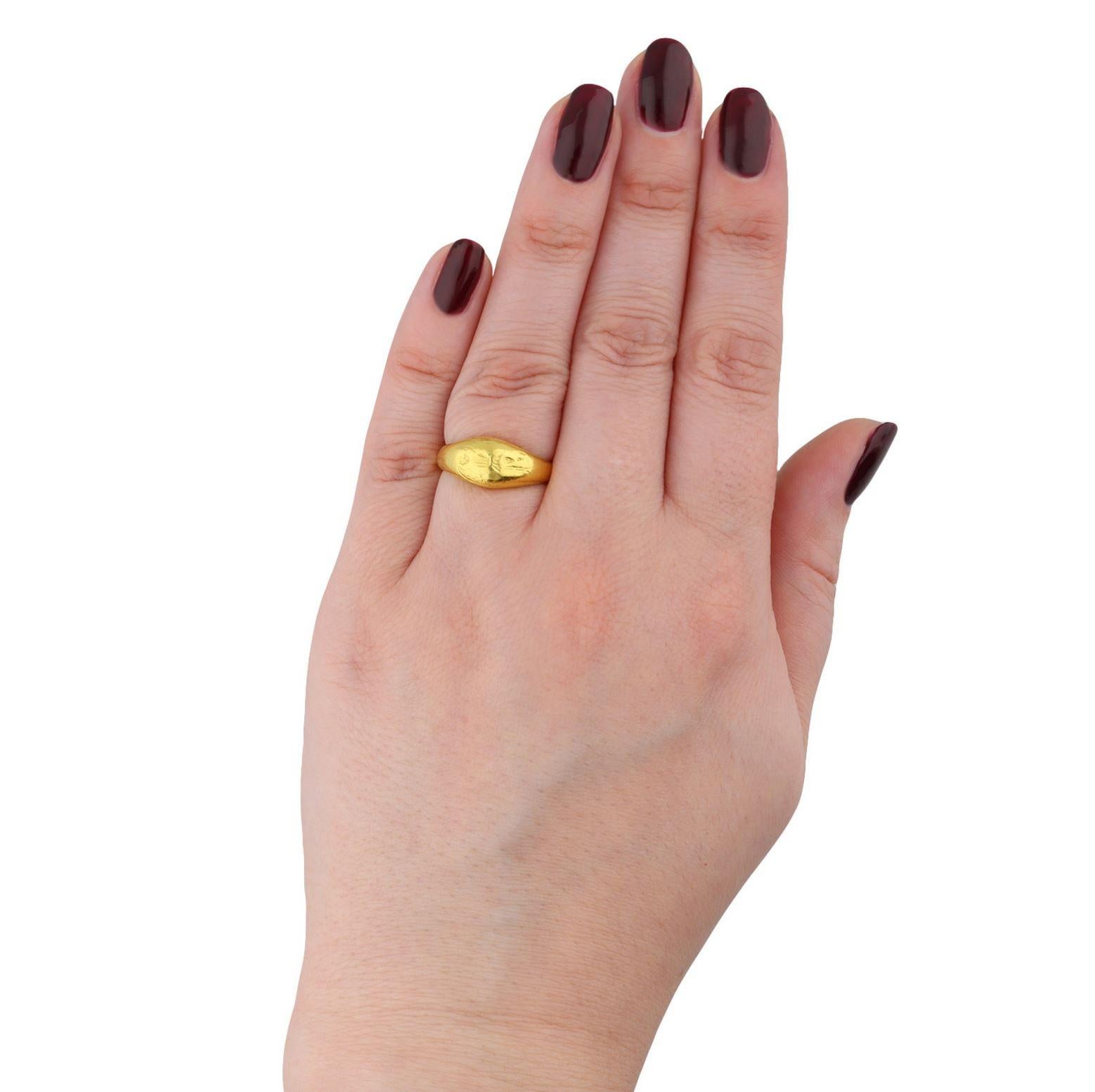 Bague romaine antique gravée représentant la Victoire, vers le IIe ou IIIe siècle après J.-C. Pour femmes en vente