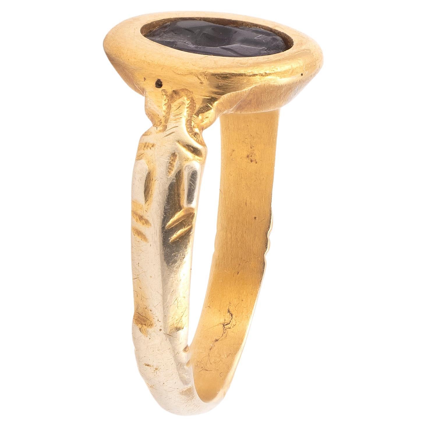 Ein antikes Amethyst-Intaglio, das drei Opferwerkzeuge darstellt: Messer, Kanne und Schöpfkelle I. Jahrhundert ADS, montiert auf einem Goldring, die Lünette ist hochkarätig und wahrscheinlich mittelalterlich, der Schaft ist XIX.
Größe: 10
Gewicht: