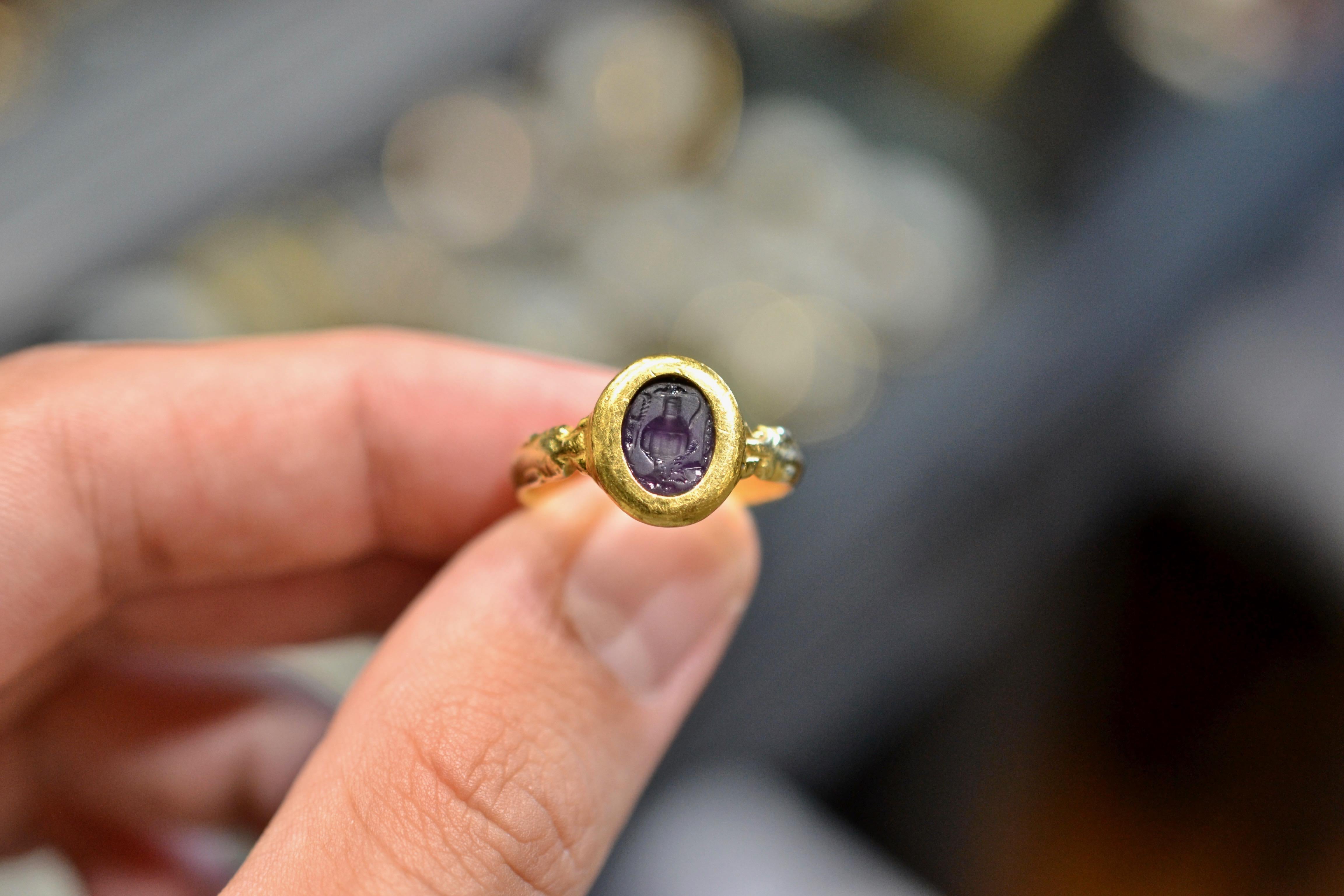 Antiker römischer Amethyst-Intaglio-Ring aus dem Ersten Jahrhundert im Zustand „Hervorragend“ in Firenze, IT