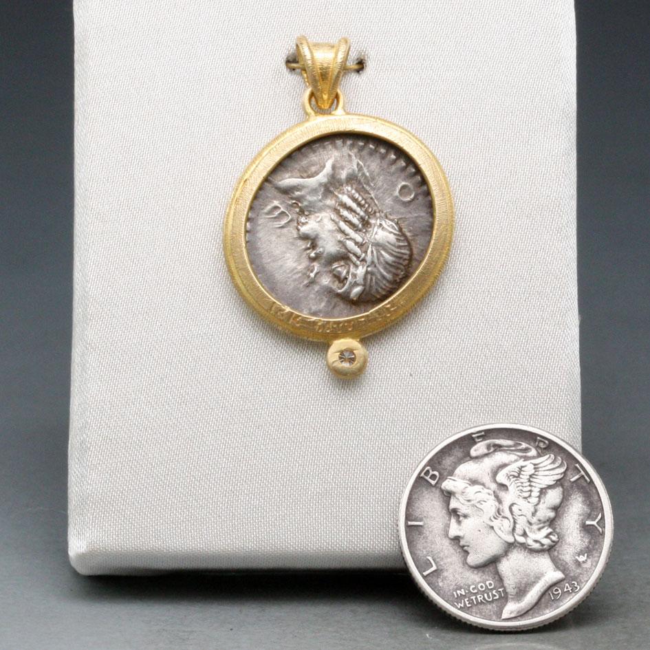 Pendentif en or 18 carats avec diamants représentant un cheval et une pièce d'équitation romaine, datant du premier siècle de notre ère avant J.-C. en vente 5