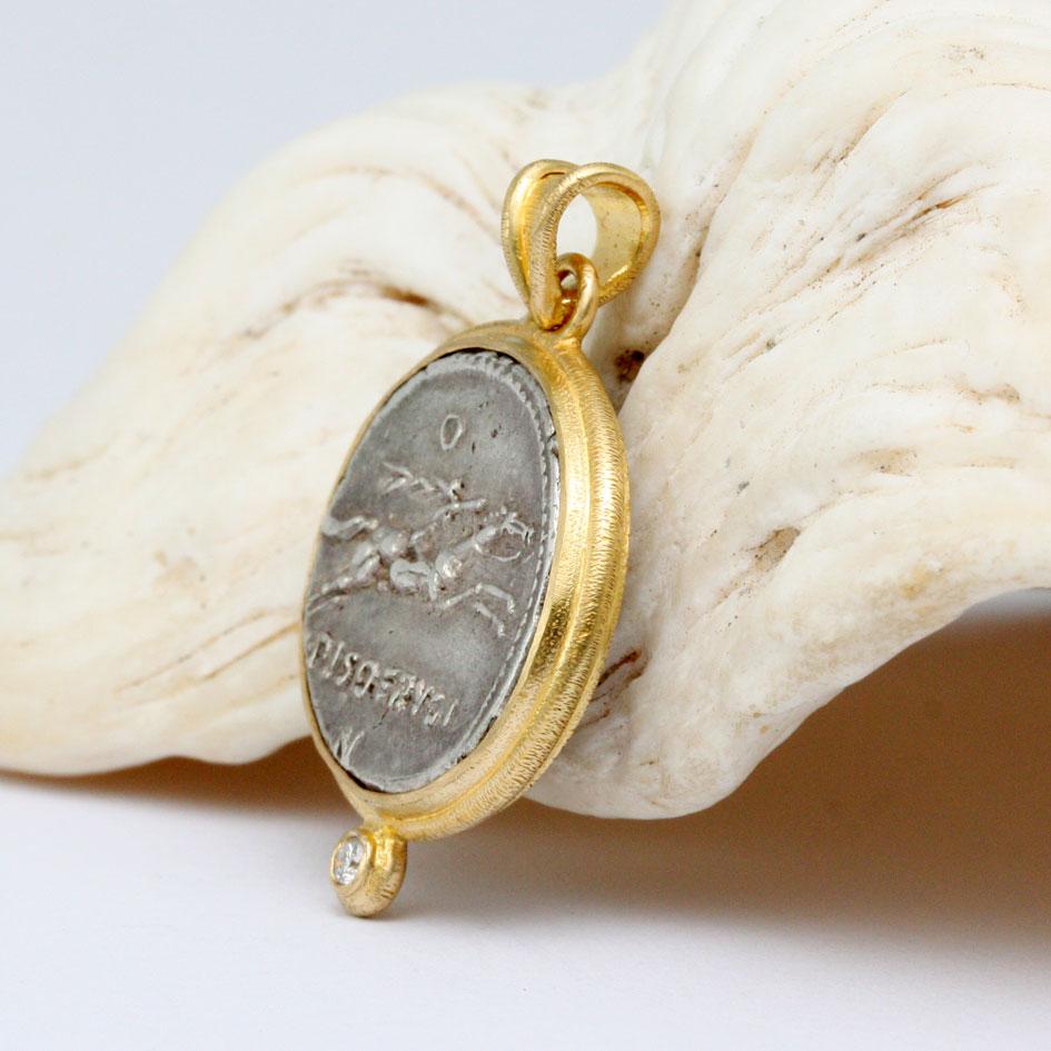 Pendentif en or 18 carats avec diamants représentant un cheval et une pièce d'équitation romaine, datant du premier siècle de notre ère avant J.-C. en vente 6