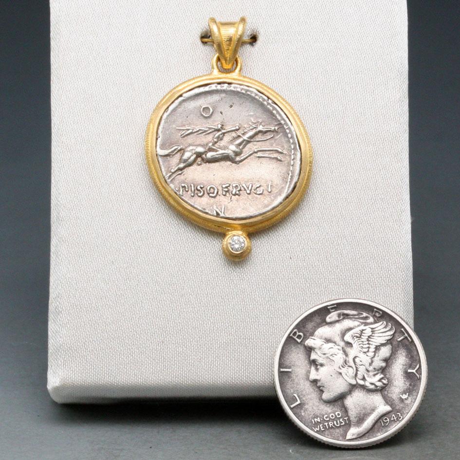 Romain classique Pendentif en or 18 carats avec diamants représentant un cheval et une pièce d'équitation romaine, datant du premier siècle de notre ère avant J.-C. en vente