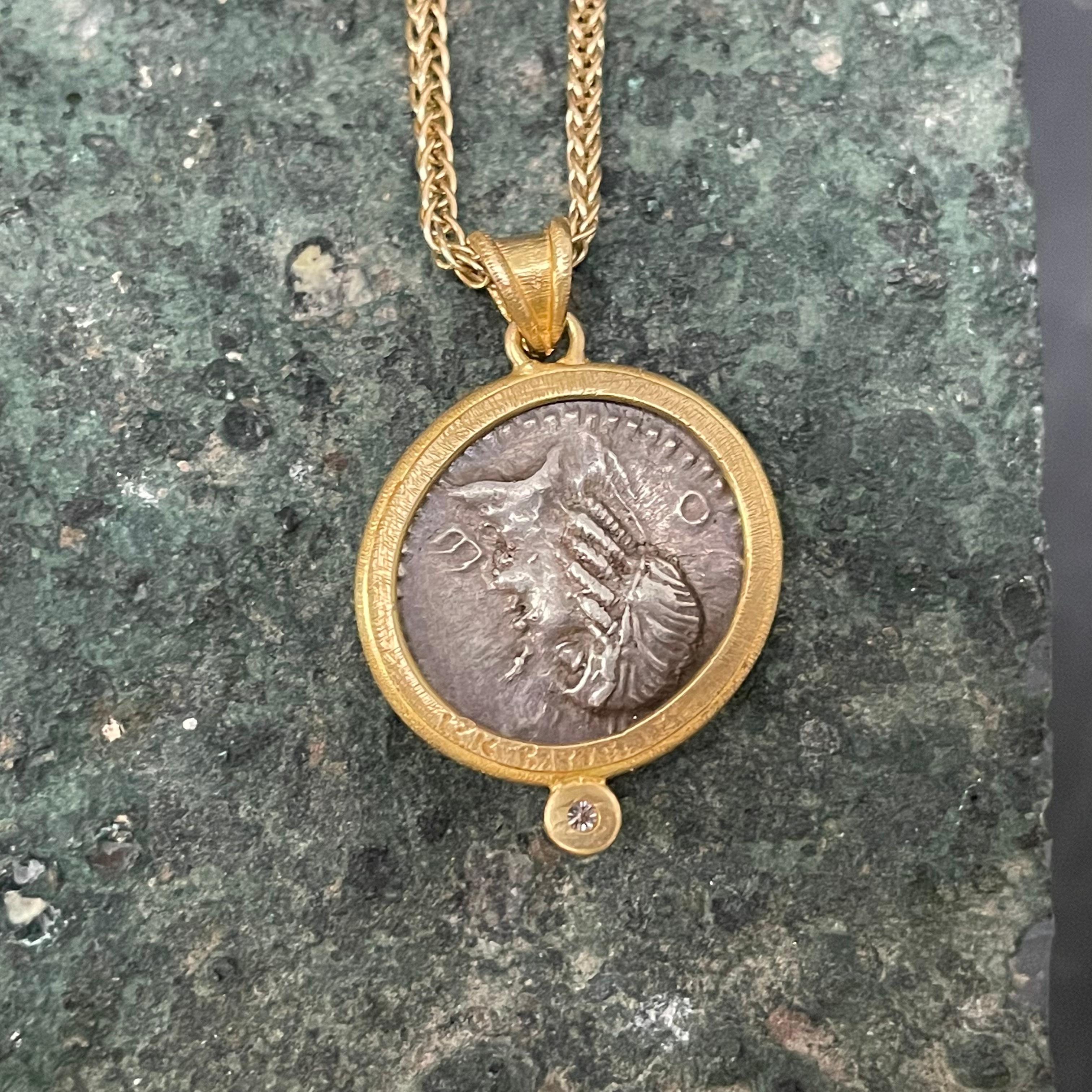 Pendentif en or 18 carats avec diamants représentant un cheval et une pièce d'équitation romaine, datant du premier siècle de notre ère avant J.-C. Neuf - En vente à Soquel, CA