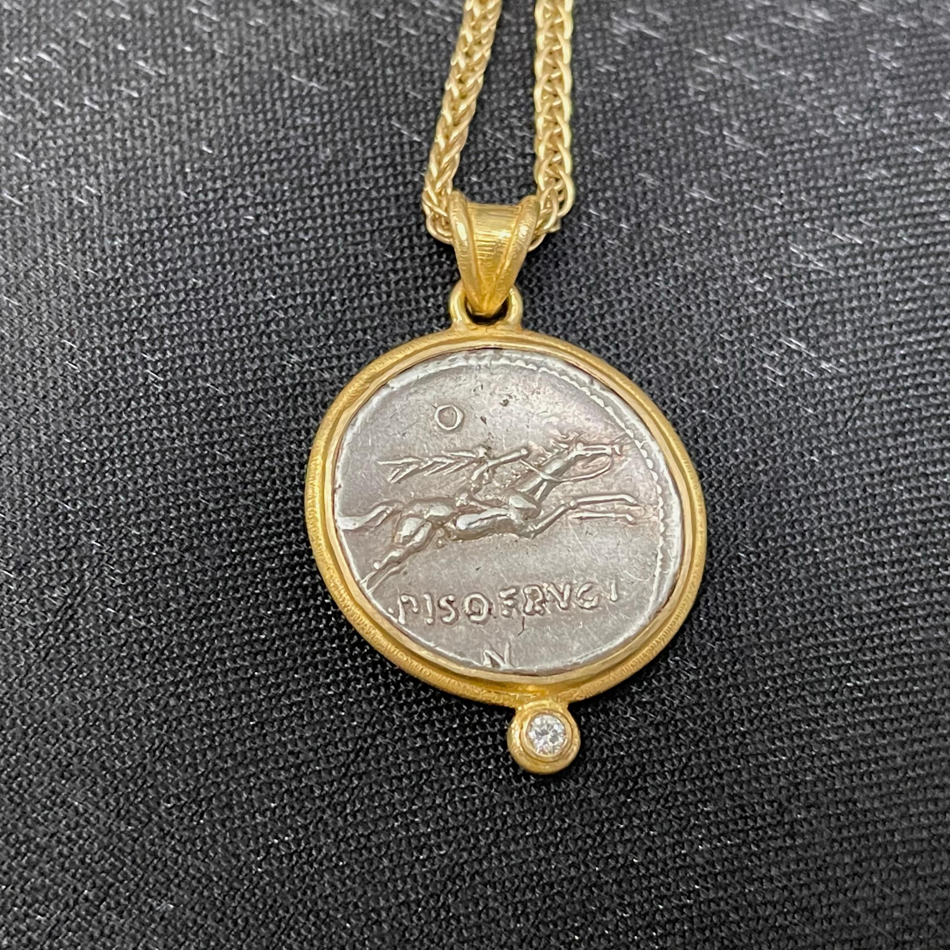 Pendentif en or 18 carats avec diamants représentant un cheval et une pièce d'équitation romaine, datant du premier siècle de notre ère avant J.-C. Unisexe en vente