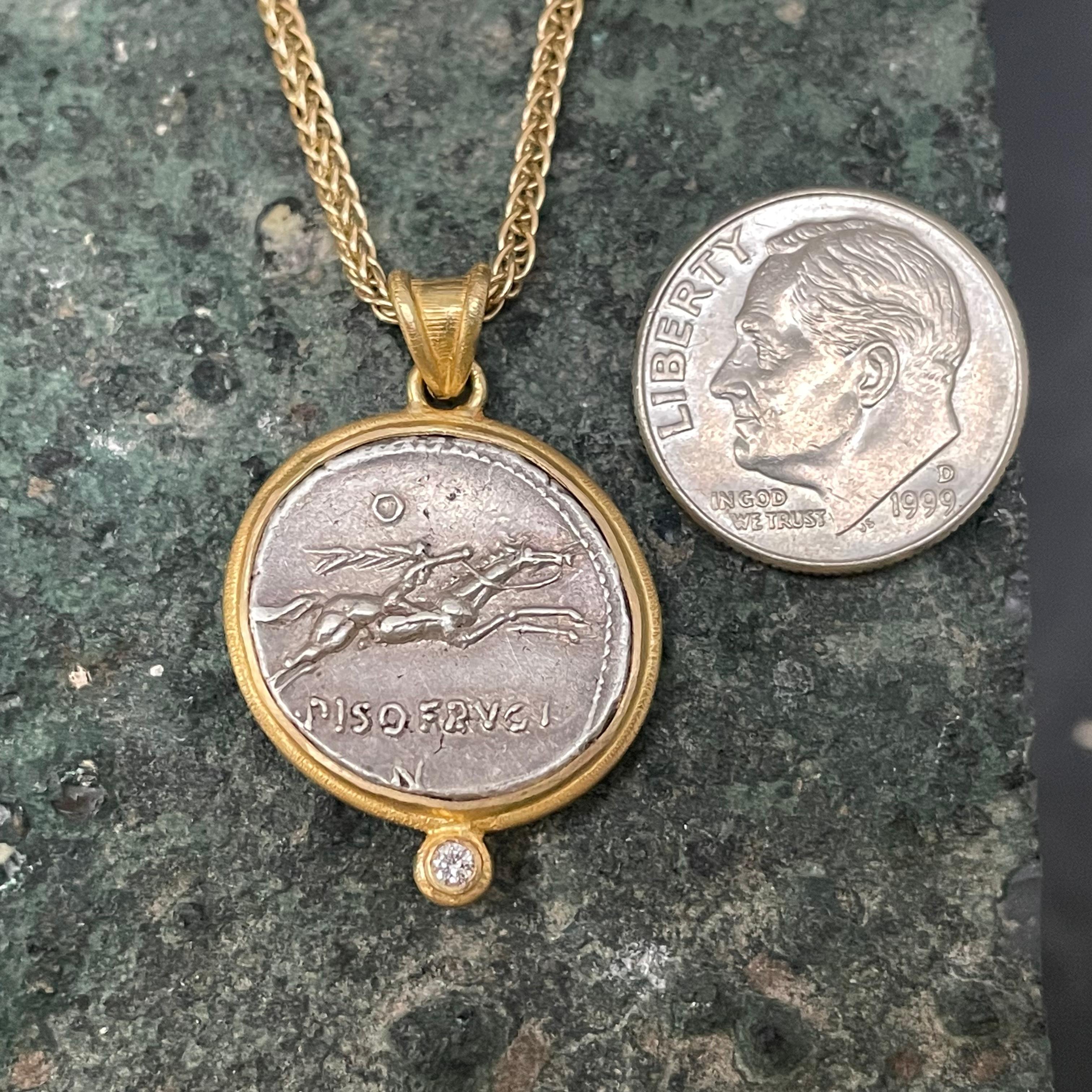 Pendentif en or 18 carats avec diamants représentant un cheval et une pièce d'équitation romaine, datant du premier siècle de notre ère avant J.-C. en vente 3
