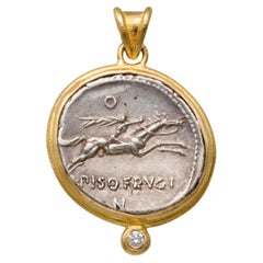 Pendentif en or 18 carats avec diamants représentant un cheval et une pièce d'équitation romaine, datant du premier siècle de notre ère avant J.-C.