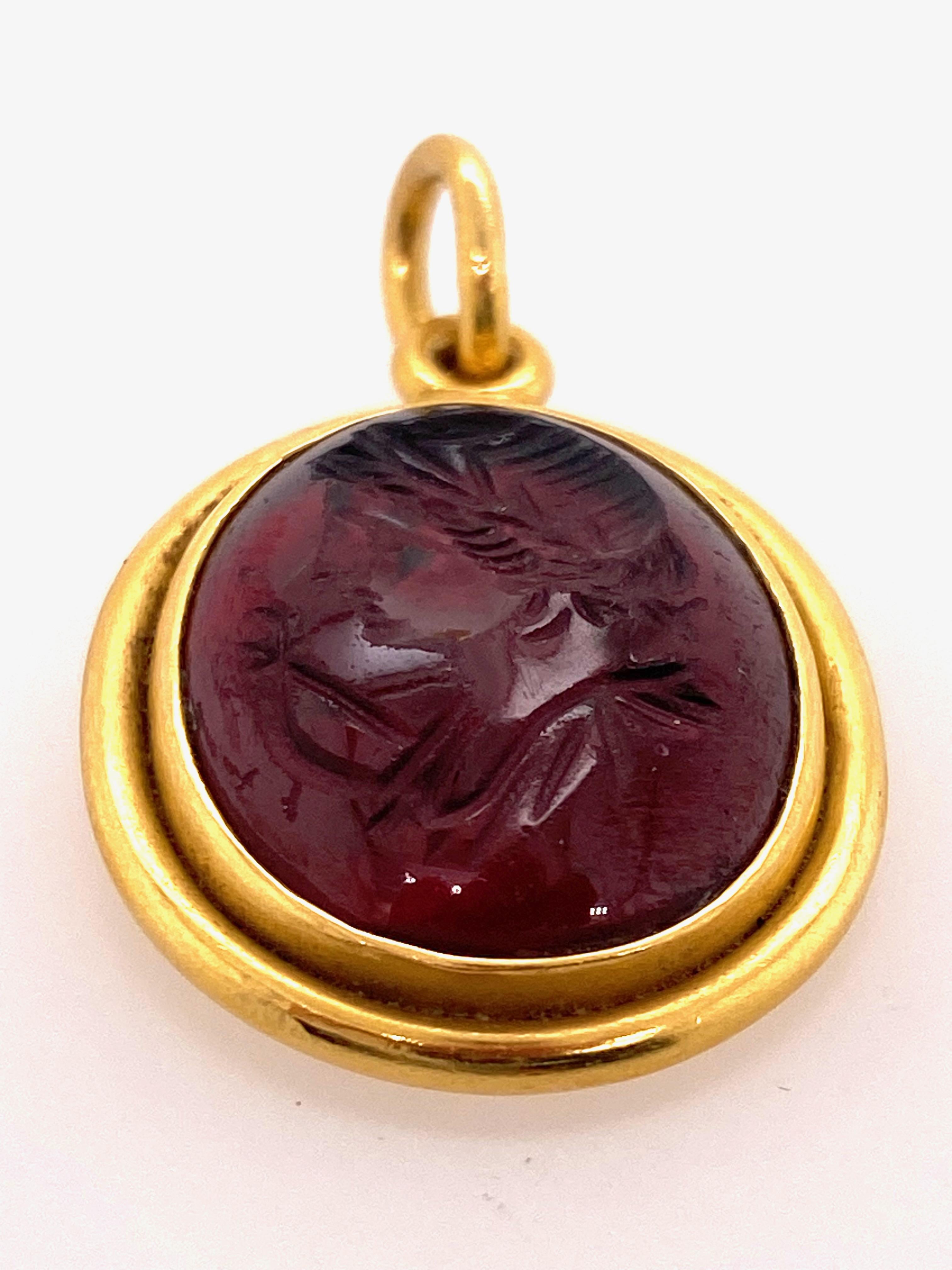 Aus der Castellani® Collection of Carved Gemstones
Antike römische Granat Oval Form Intaglio in eine Lünette gesetzt massivem Gold Anhänger Montage. 
Das Motiv des Stichtiefdrucks ist  Artemis.
Artemis war die antike griechische Göttin der  die