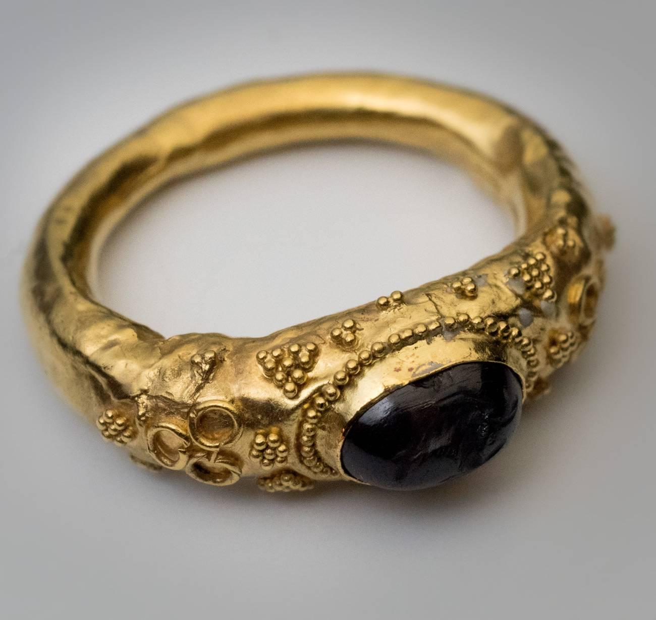 Ancient Roman Garnet Intaglio Gold Ring In Good Condition For Sale In Chicago, IL