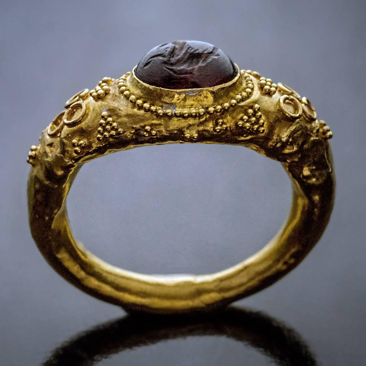 Ancient Roman Garnet Intaglio Gold Ring For Sale 2