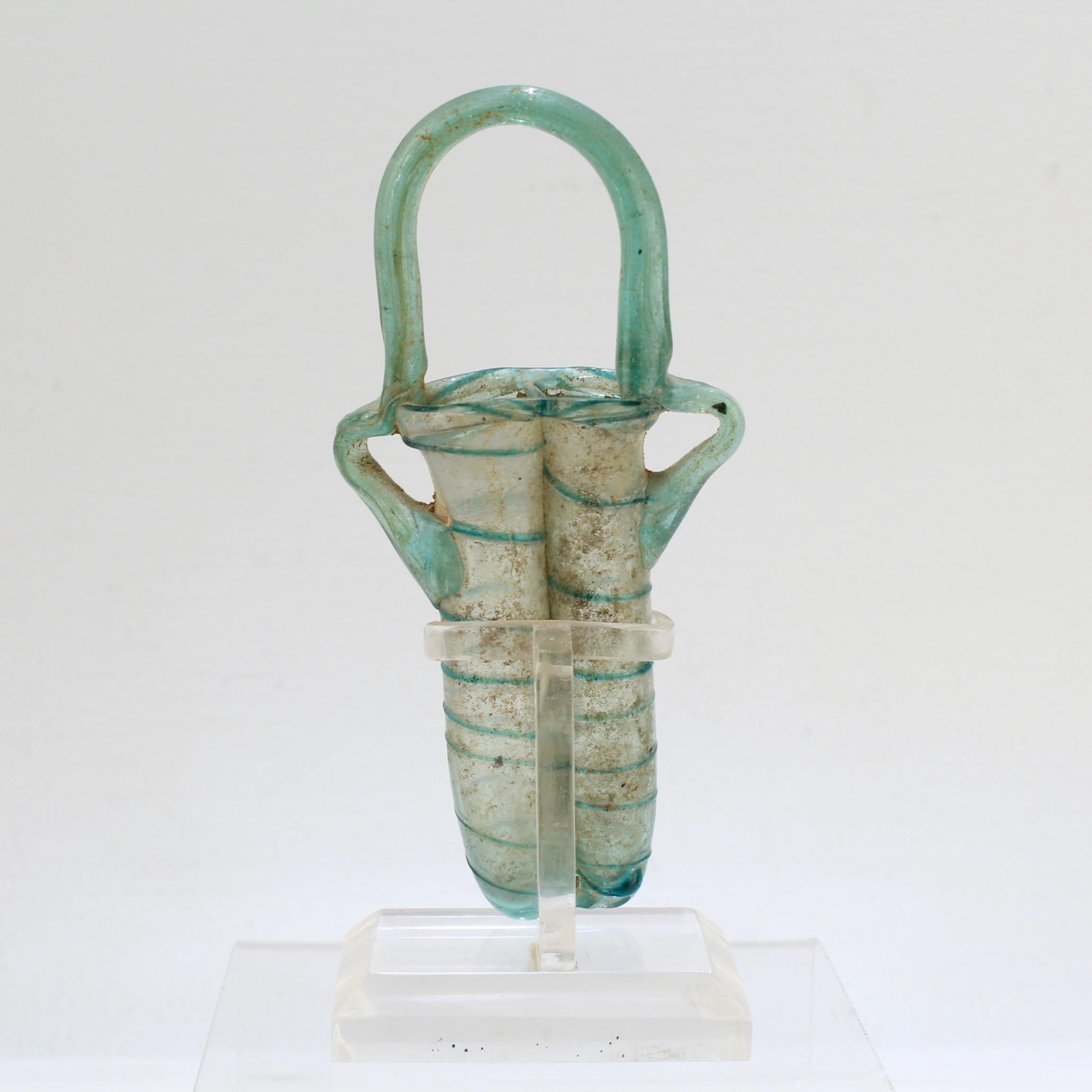 Doppel-Unguentarium aus antikem römischem Glas in Klar- und Aquafarbenem Glas im Zustand „Gut“ in Philadelphia, PA