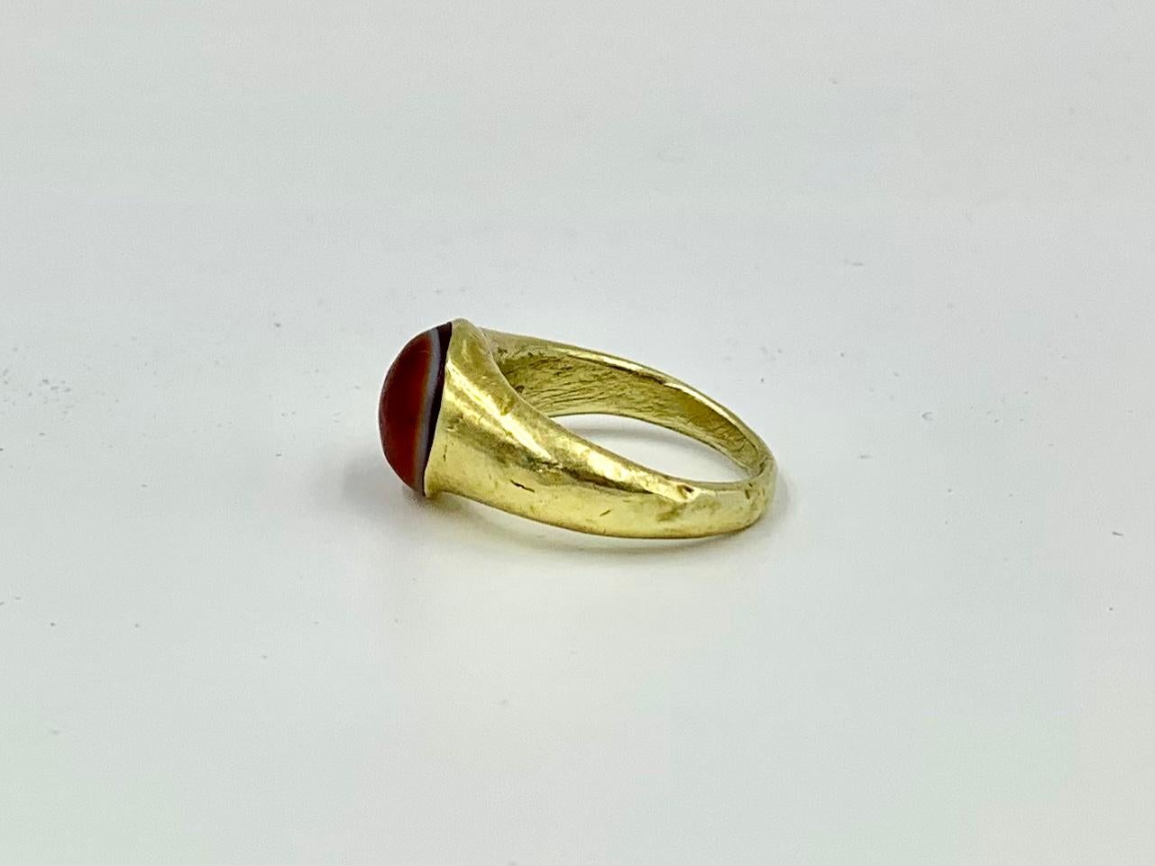 Ancient Roman Gold Banded Agate Amulet Ring, Circa 3rd Century A.D. For Sale 3