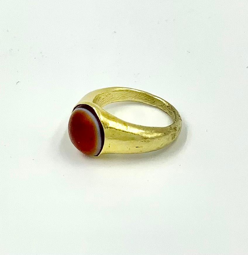 Cabochon Ancient Roman Gold Banded Agate Amulet Ring, Circa 3rd Century A.D. For Sale