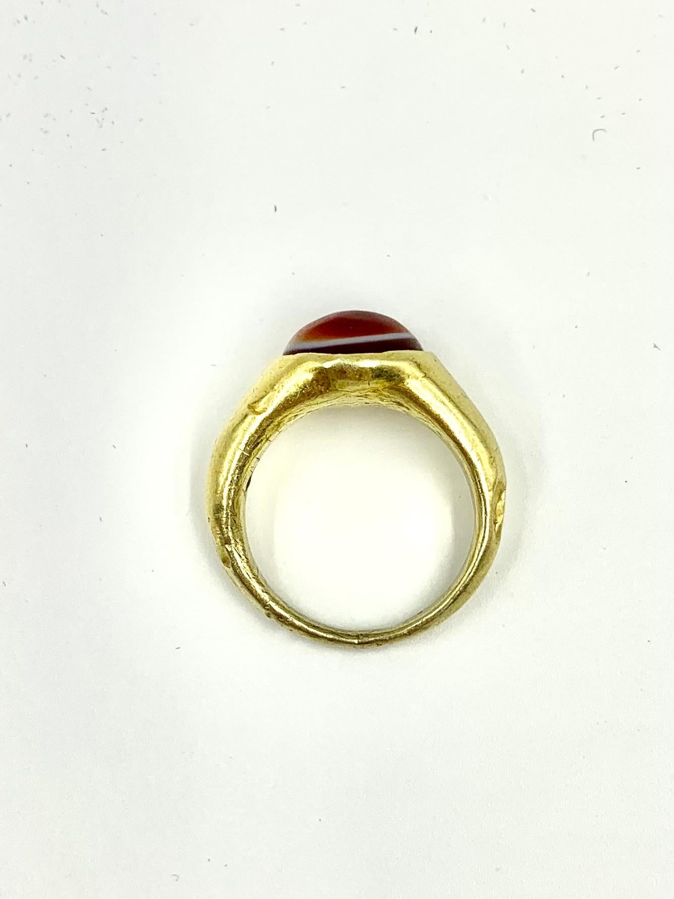 Ancient Roman Gold Banded Agate Amulet Ring, Circa 3rd Century A.D. In Good Condition For Sale In New York, NY