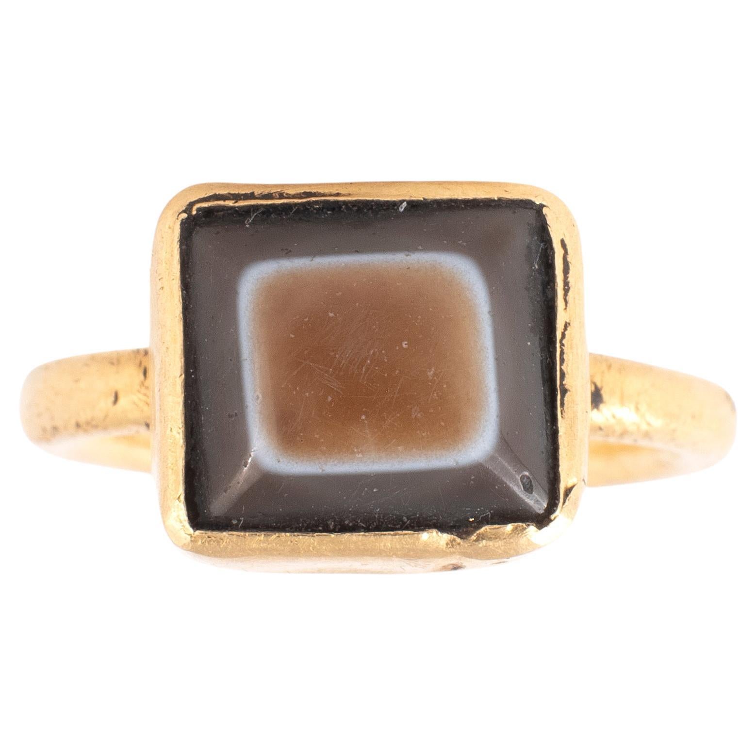 Un anello amuleto romano in oro e agata oculare 
Circa il III secolo d.C.
Taglia: 5 US
Peso: 5,51gr.
Il diametro è di 11 mm
L'