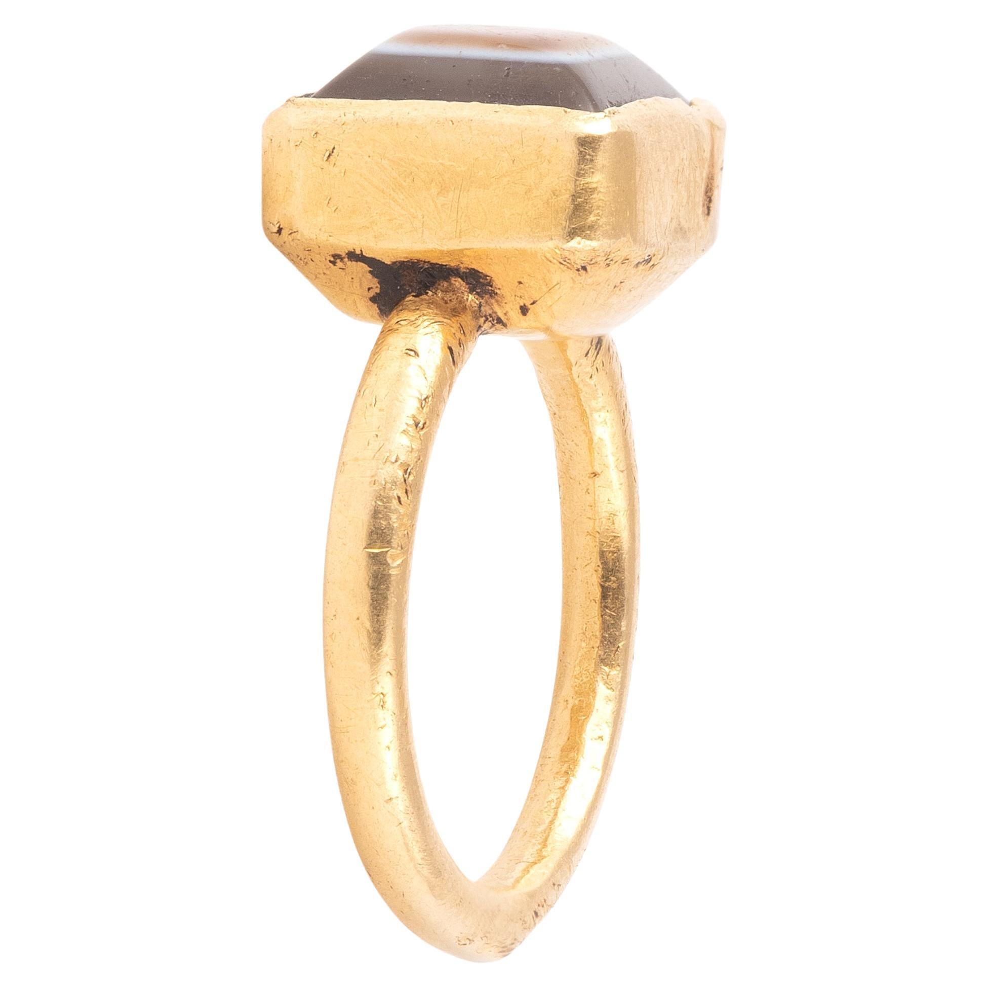 Romano classico Antico anello romano d'oro con gemma d'agata, CIRCA III secolo d.C. in vendita