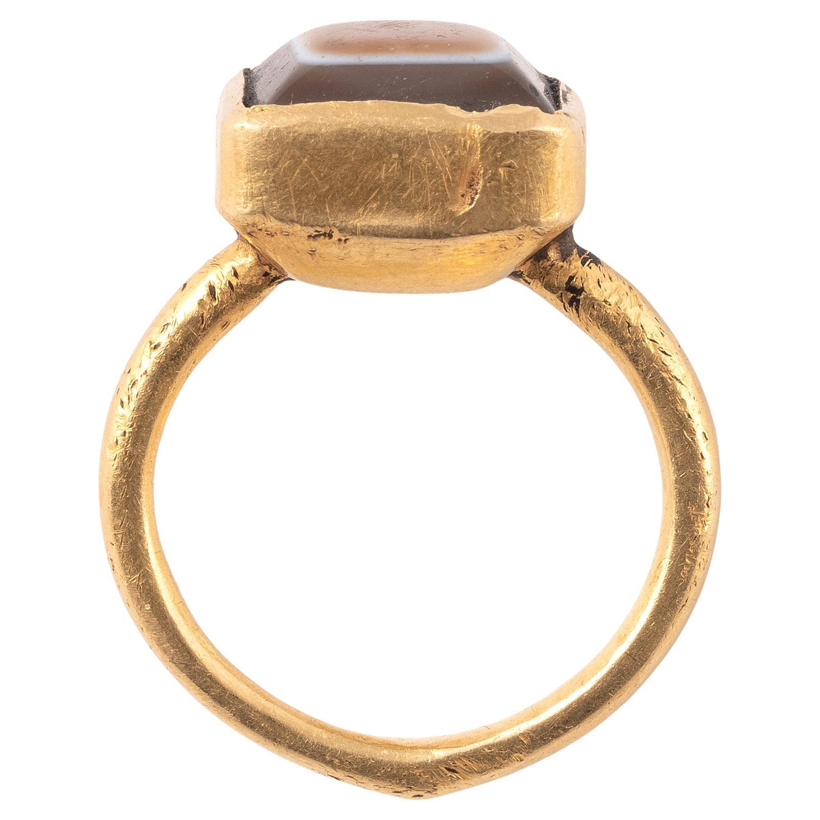 Antico anello romano d'oro con gemma d'agata, CIRCA III secolo d.C.