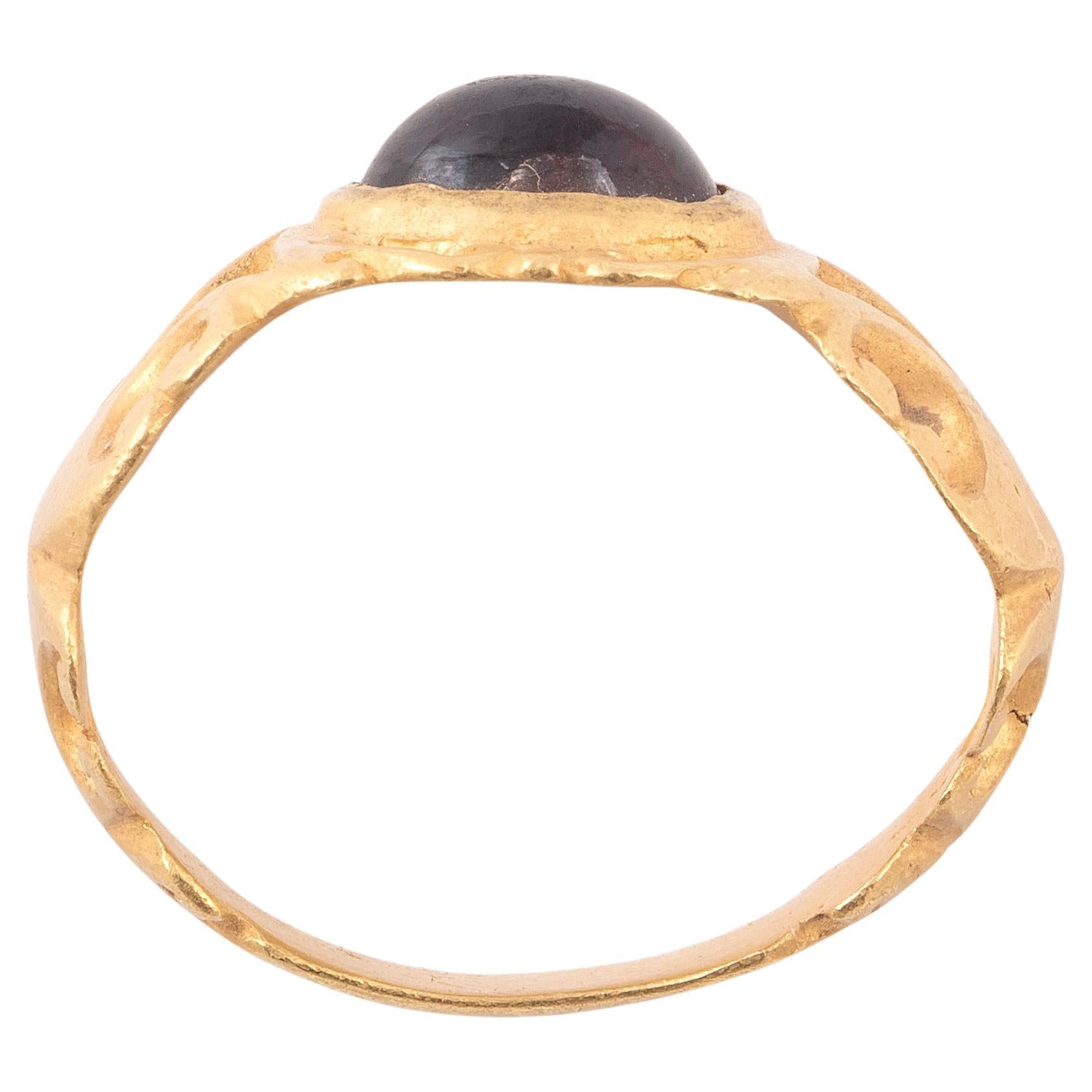 Romano classico Anello da dito in oro romano antico Gemma di granato in vendita