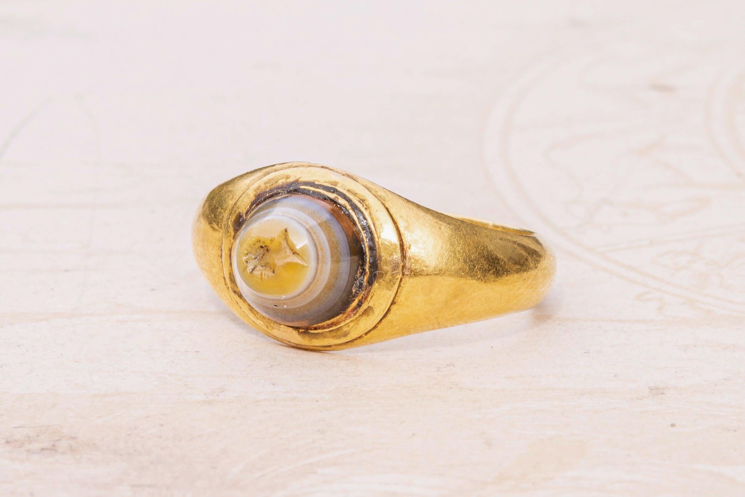 Ancient Roman Gold Mens Signet Ring Conical Intaglio Ring Gem Carving In Good Condition For Sale In London, GB