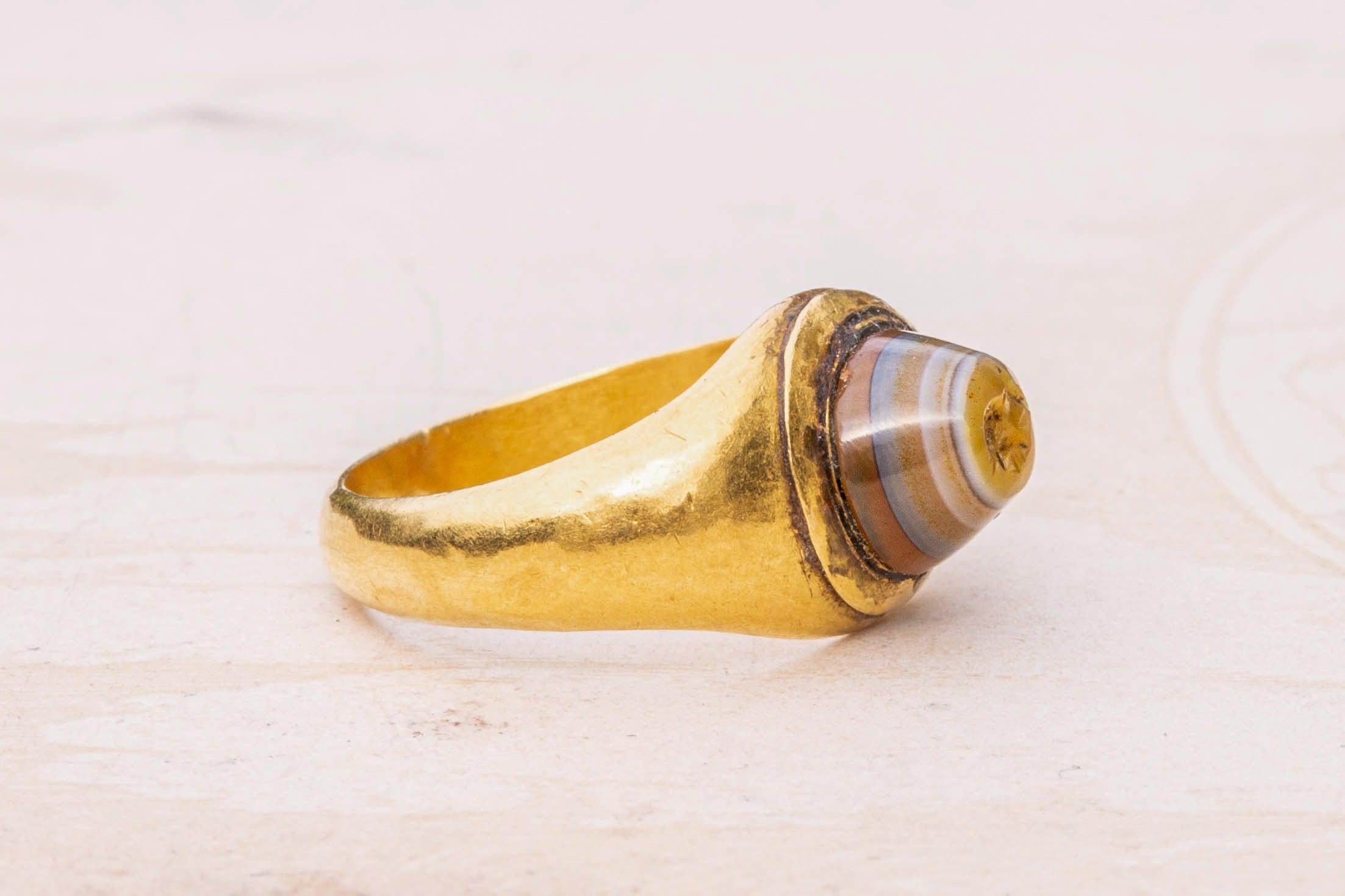 Ancient Roman Gold Mens Signet Ring Conical Intaglio Ring Gem Carving For Sale 1