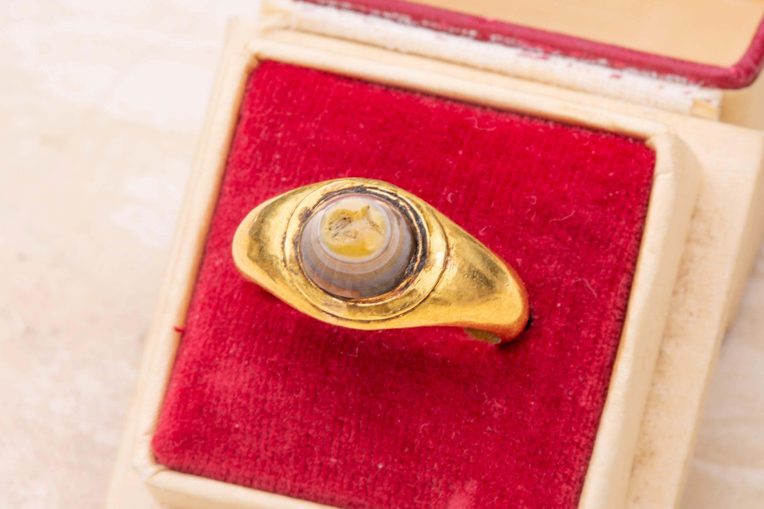 Ancient Roman Gold Mens Signet Ring Conical Intaglio Ring Gem Carving For Sale 2