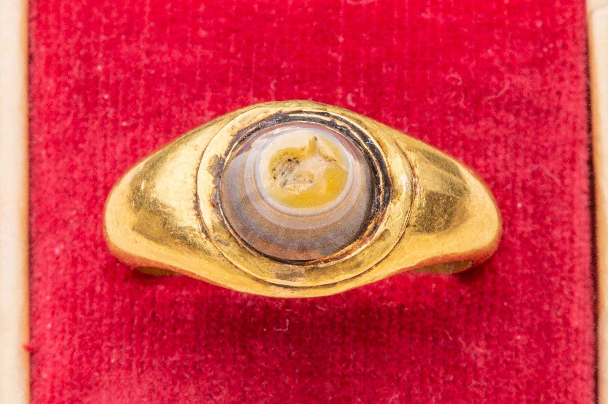 Ancient Roman Gold Mens Signet Ring Conical Intaglio Ring Gem Carving For Sale 4
