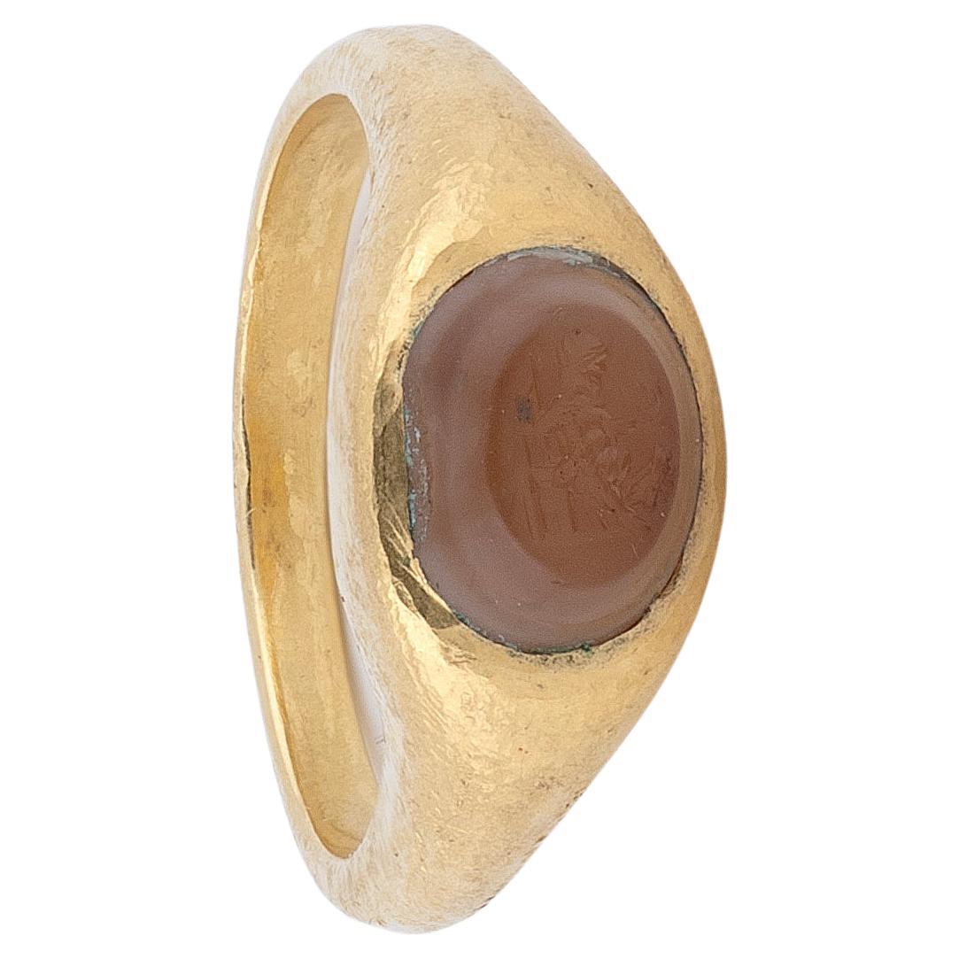 Magnífico anillo romano antiguo de ágata calcográfica. El anillo de sello de oro de quilates está engastado con una gema grabada, conocida como 