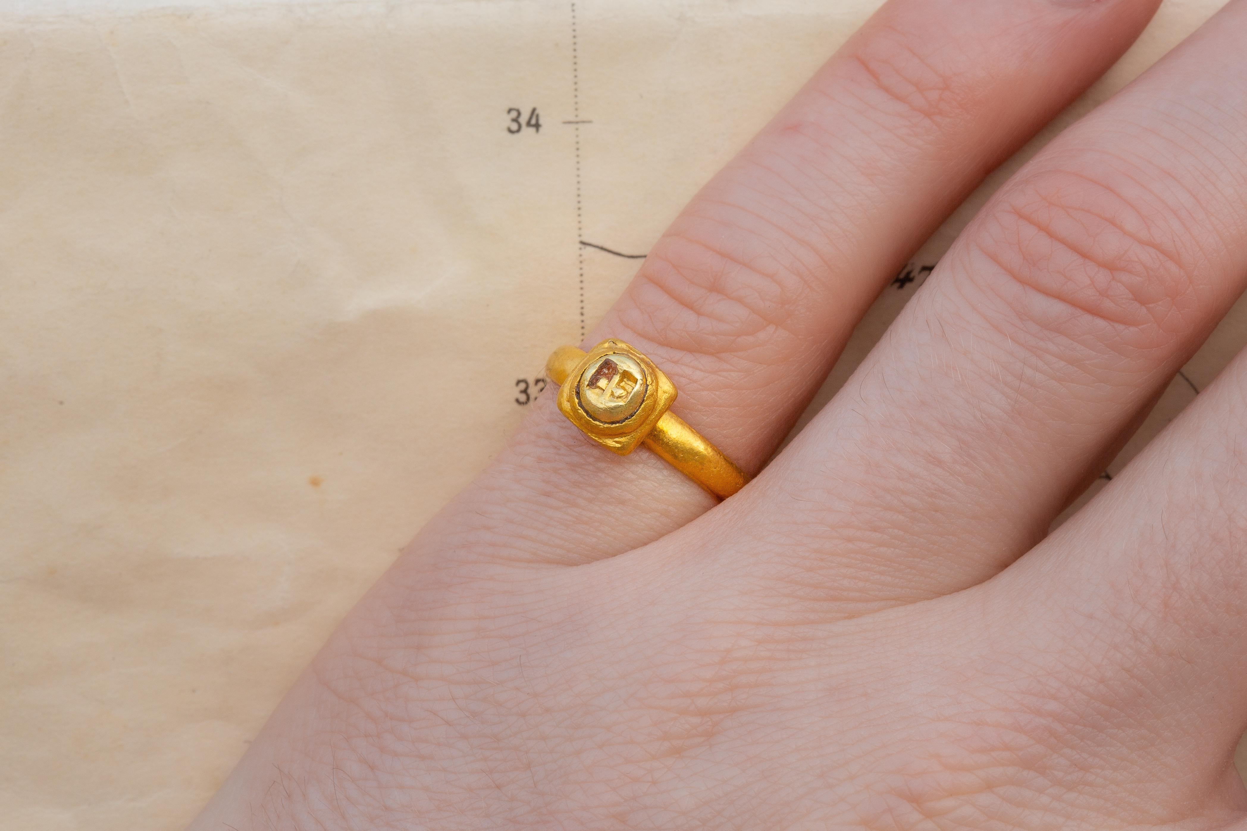 Bague en or romaine antique du 4e siècle avant J.-C. avec une rare pièce d'électrium grec ionienne 3