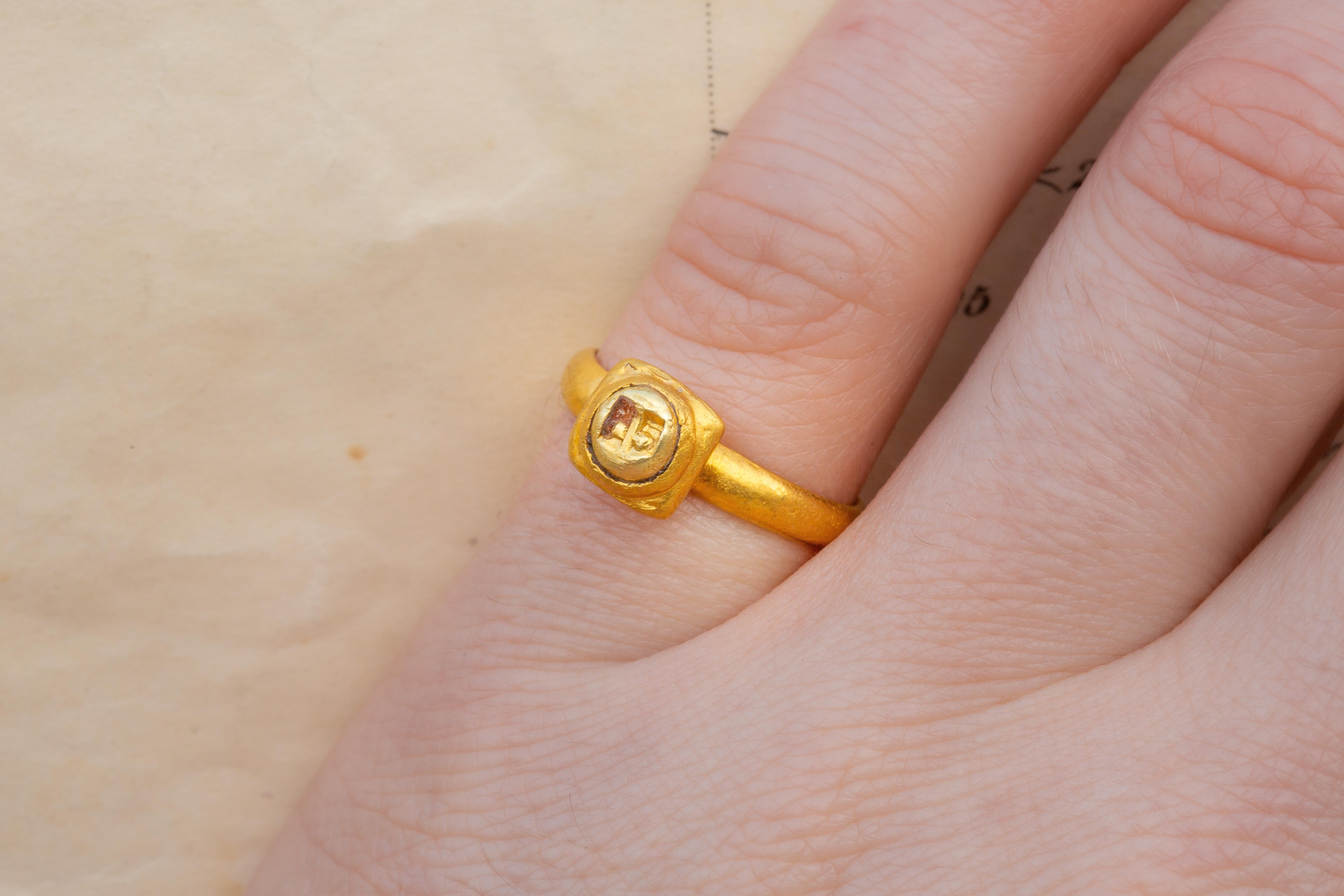 Bague en or romaine antique du 4e siècle avant J.-C. avec une rare pièce d'électrium grec ionienne 4