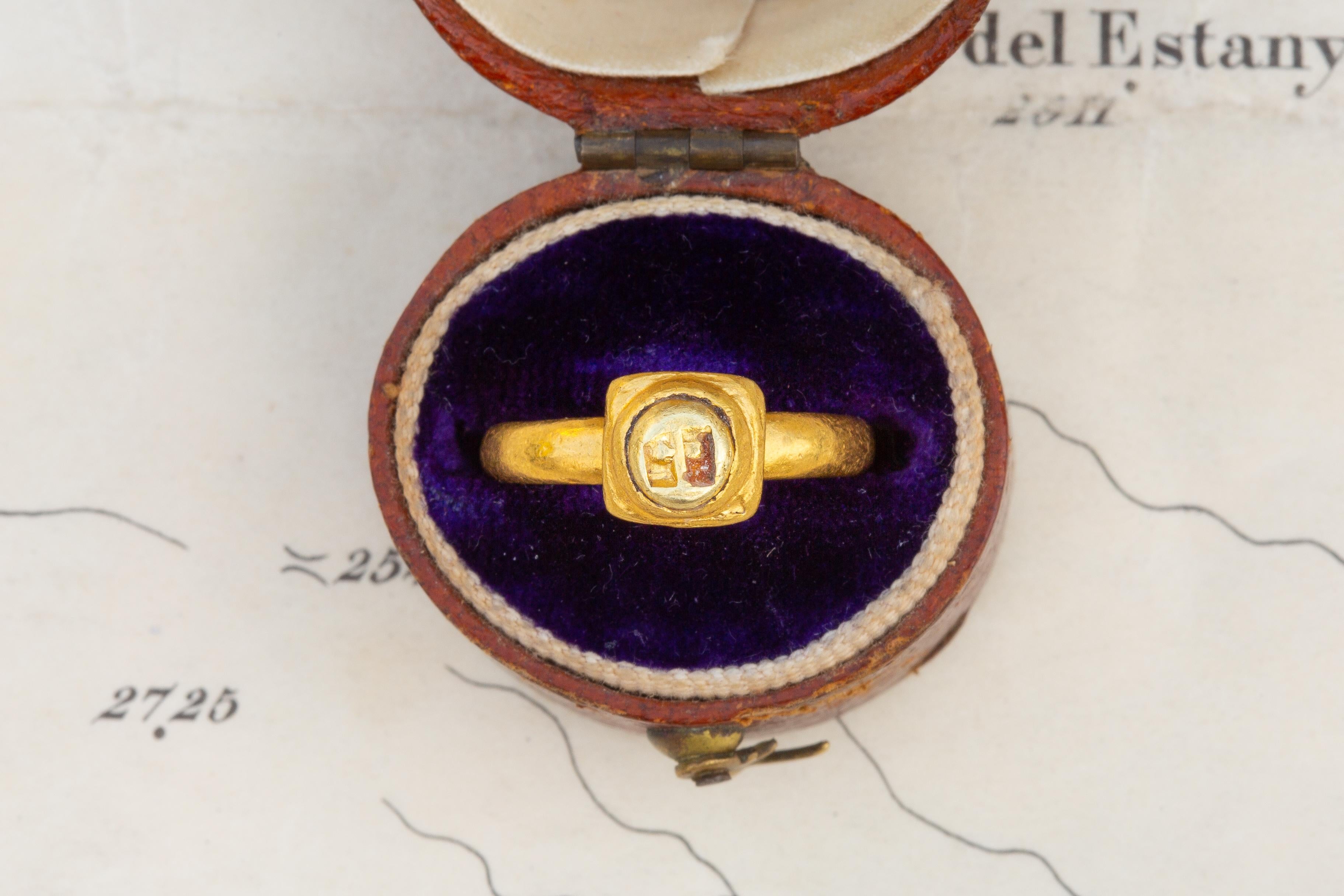 Bague en or romaine antique du 4e siècle avant J.-C. avec une rare pièce d'électrium grec ionienne 1