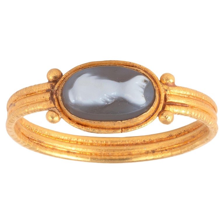 Anillo romano antiguo de oro con camafeo de ágata pez en venta en