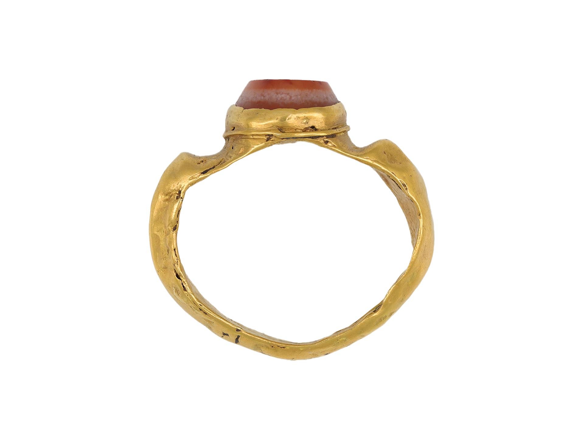 Classical Roman Ancient Roman gold ring with agate intaglio of Minerva, circa 2nd - 3rd century For Sale