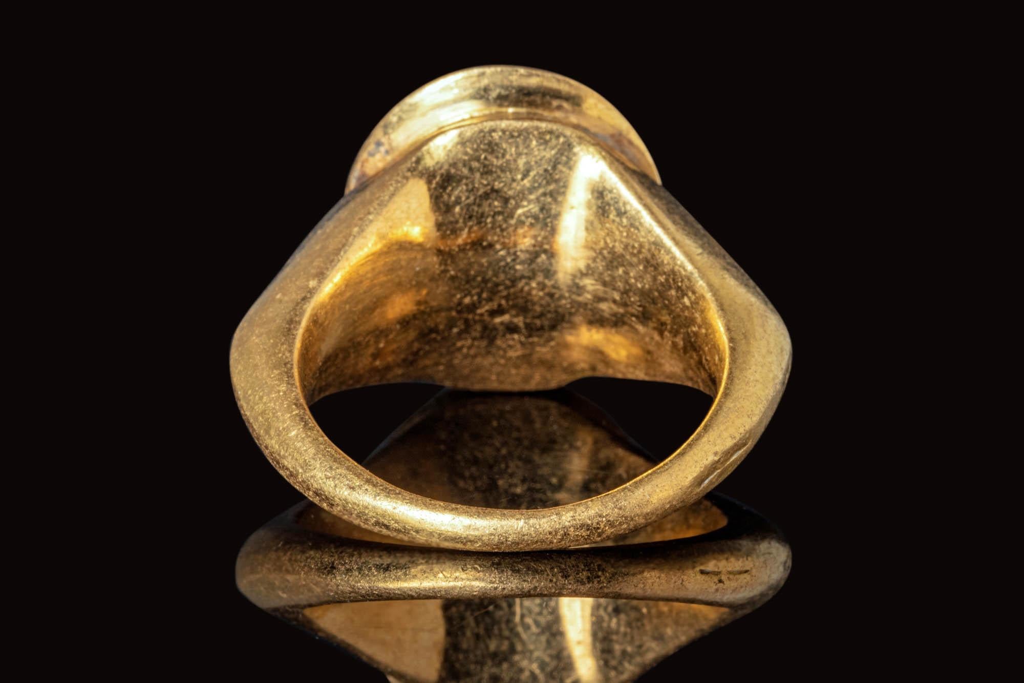 Romano classico Anello romano in oro con incisione di ametista raffigurante un uomo barbuto, III secolo d.C. in vendita