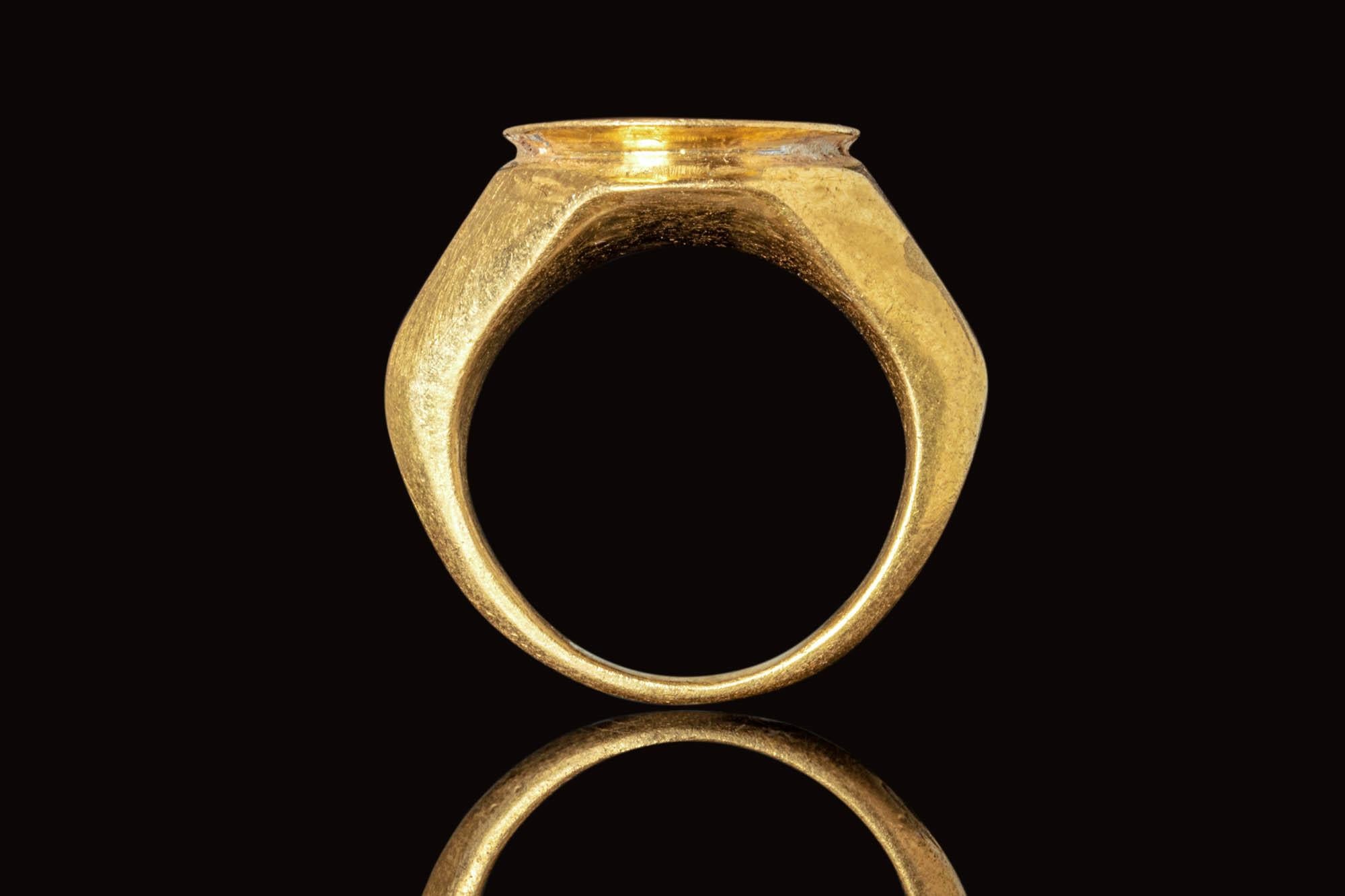 Grezzo Anello romano in oro con incisione di ametista raffigurante un uomo barbuto, III secolo d.C. in vendita