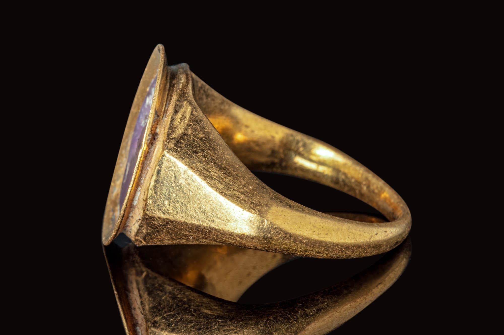 Anello romano in oro con incisione di ametista raffigurante un uomo barbuto, III secolo d.C. In condizioni ottime in vendita a Firenze, IT