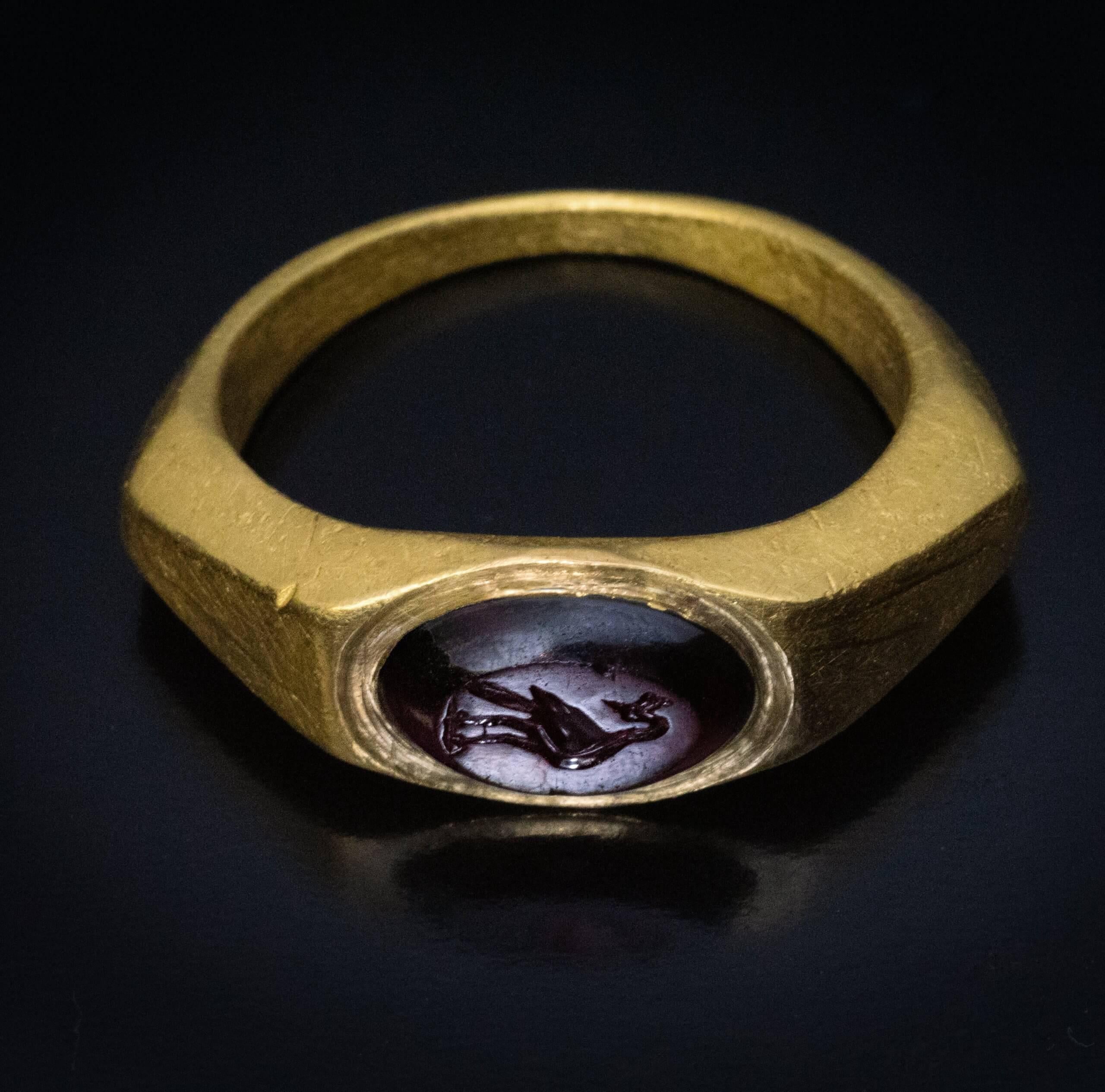 CIRCA 200 n. Chr.  Dieser beeindruckende römische Ring ist aus massivem Gold von etwa 21,28 Karat gefertigt und weist breite, spitz zulaufende Schultern auf - eine Form, die im frühen 3. Jahrhundert ADS sehr beliebt war (siehe Rings of the Ancient