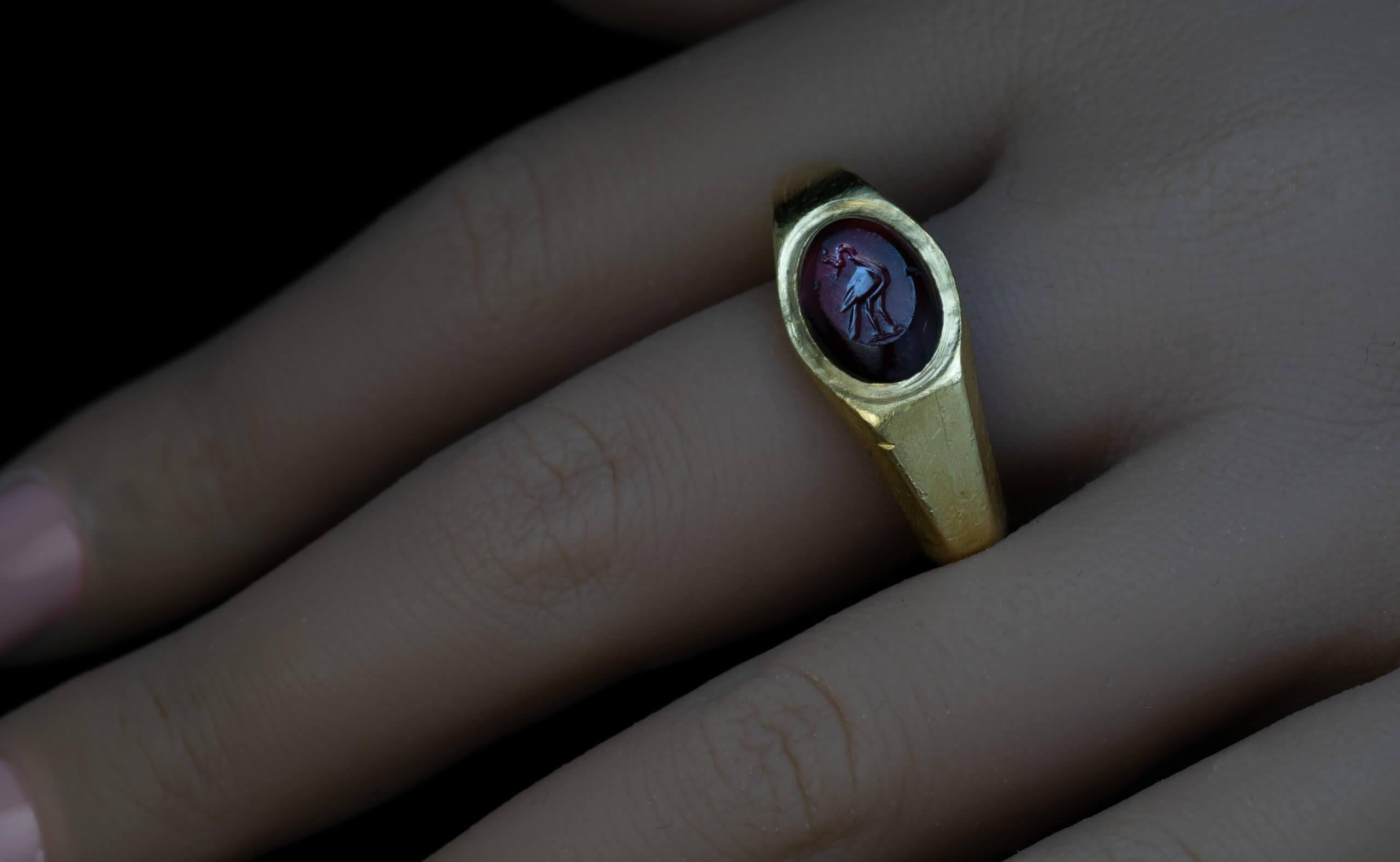 Antiker römischer Goldring mit Granat-Intaglio eines Pfaus, ca. 200 AD (Gemischter Schliff) im Angebot