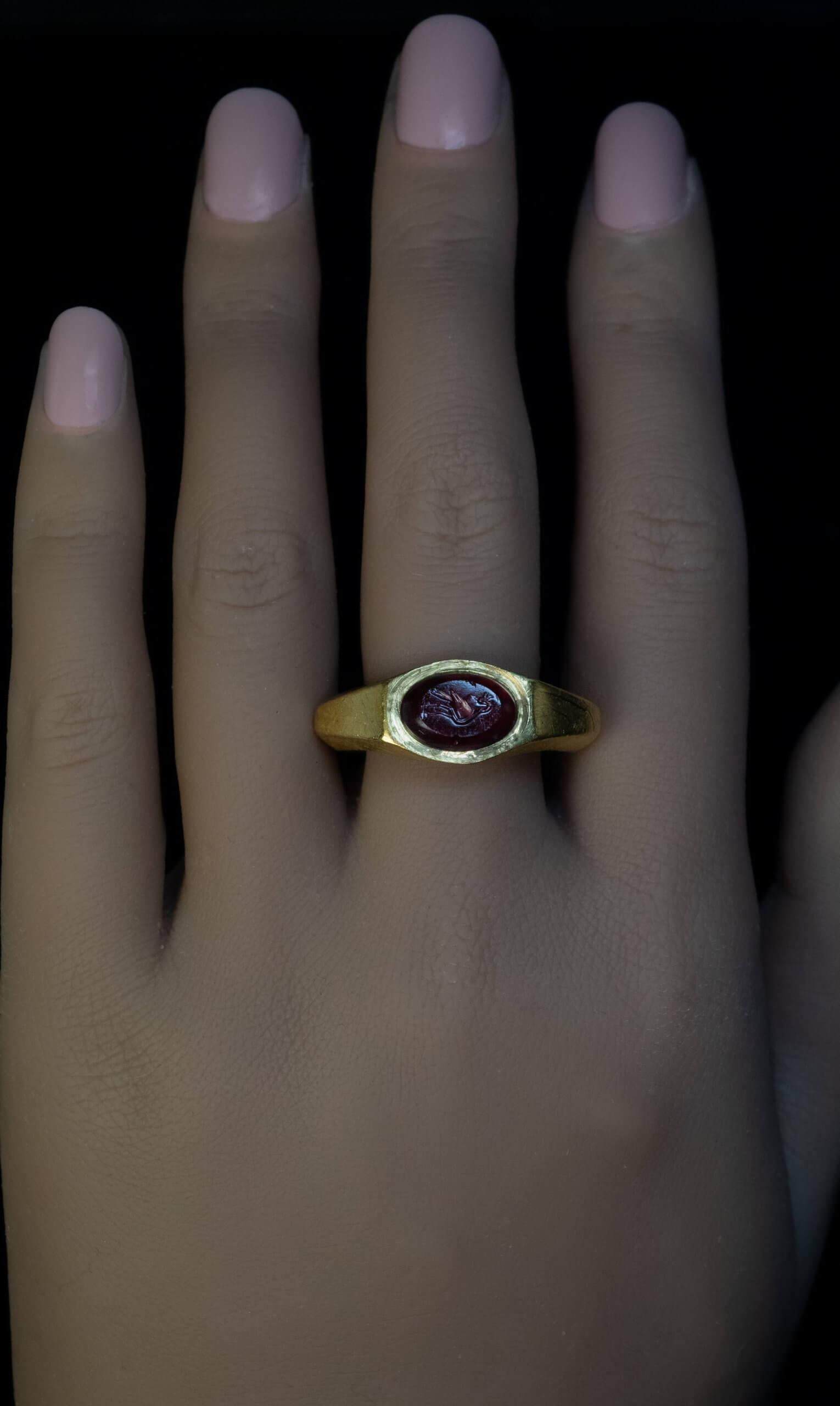 Antiker römischer Goldring mit Granat-Intaglio eines Pfaus, ca. 200 AD im Zustand „Gut“ im Angebot in Chicago, IL
