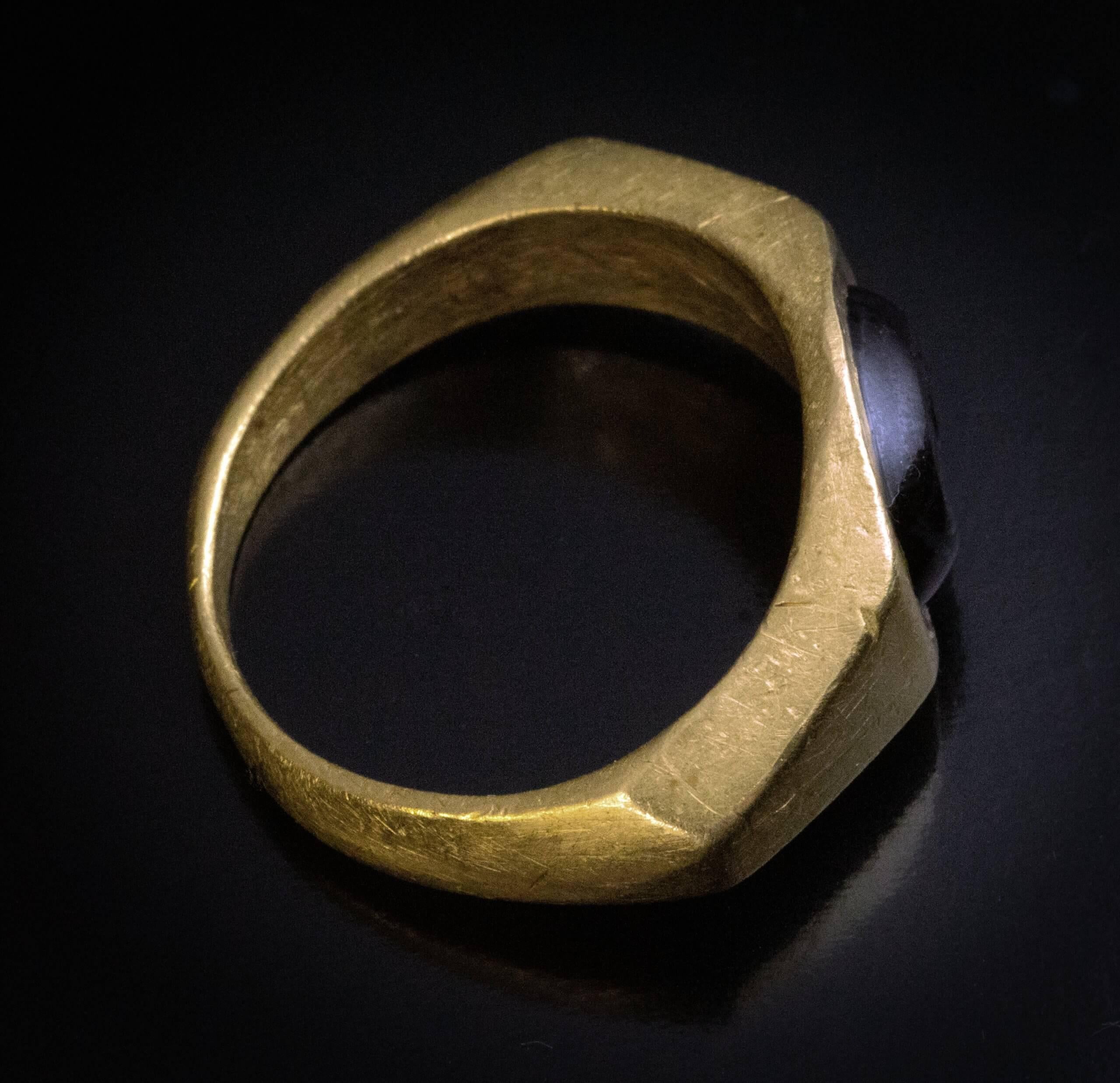 Antiker römischer Goldring mit Granat-Intaglio eines Pfaus, ca. 200 AD für Damen oder Herren im Angebot